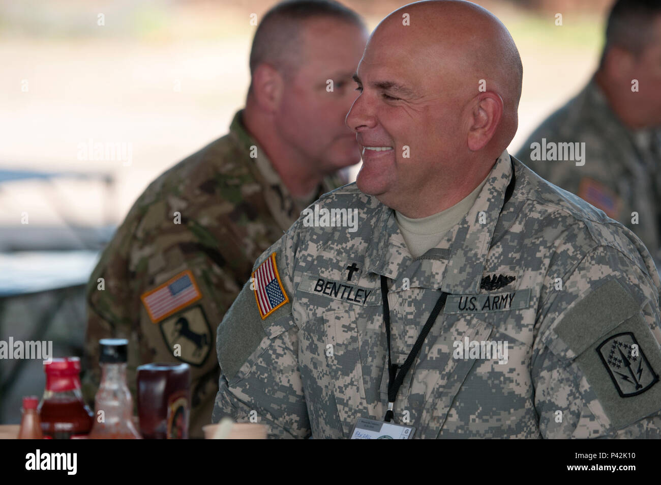 Cpt. Randy Bentley, cappellano per 1° Battaglione, 174ma la difesa aerea Artiglieria con la Ohio Guardia nazionale, gode di una conversazione sulla prima colazione con diverse junior soldati arruolati durante l'esercizio Anakonda 2016 a Chelmno, Polonia. Esercizio Anakonda 2016 è un polacco-led, multinazionale comune esercizio svolge in tutta la Polonia Giugno 7-17. L'esercizio prevede più di 31.000 partecipanti provenienti da più di 20 nazioni. (US Army Photo by Staff Sgt. Richardson) (rilasciato) Foto Stock
