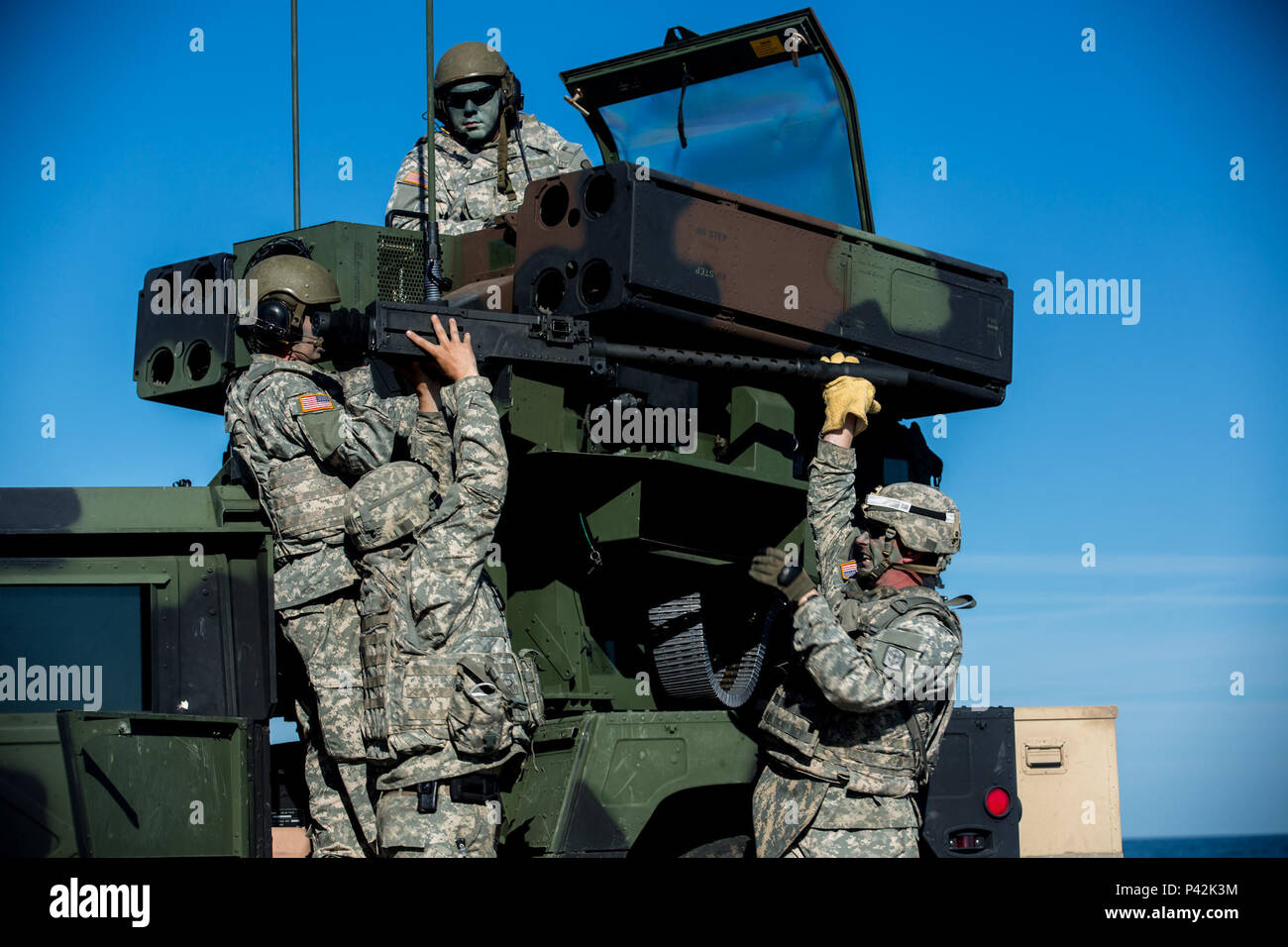 Stati Uniti Esercito Nazionale soldati di guardia, assegnato alla Ohio 174ma della difesa aerea della brigata di artiglieria, cambia il sistema di armi di una AN/TWQ-1 Avenger durante la conduzione di una multinazionale Live Fire esercizio durante Anakonda 2016 presso la gamma Ustka complesso in Ustka, Polonia, 9 giugno 2016. Anakonda 2016 è un polacco-led esercizio di multinazionali che si svolgeranno in tutta la Polonia da Giugno 7-17. Questo esercizio comporta più di 25.000 partecipanti provenienti da più di 20 nazioni. (U.S. Esercito foto di Sgt. Steven Hitchcock/rilasciato) Foto Stock