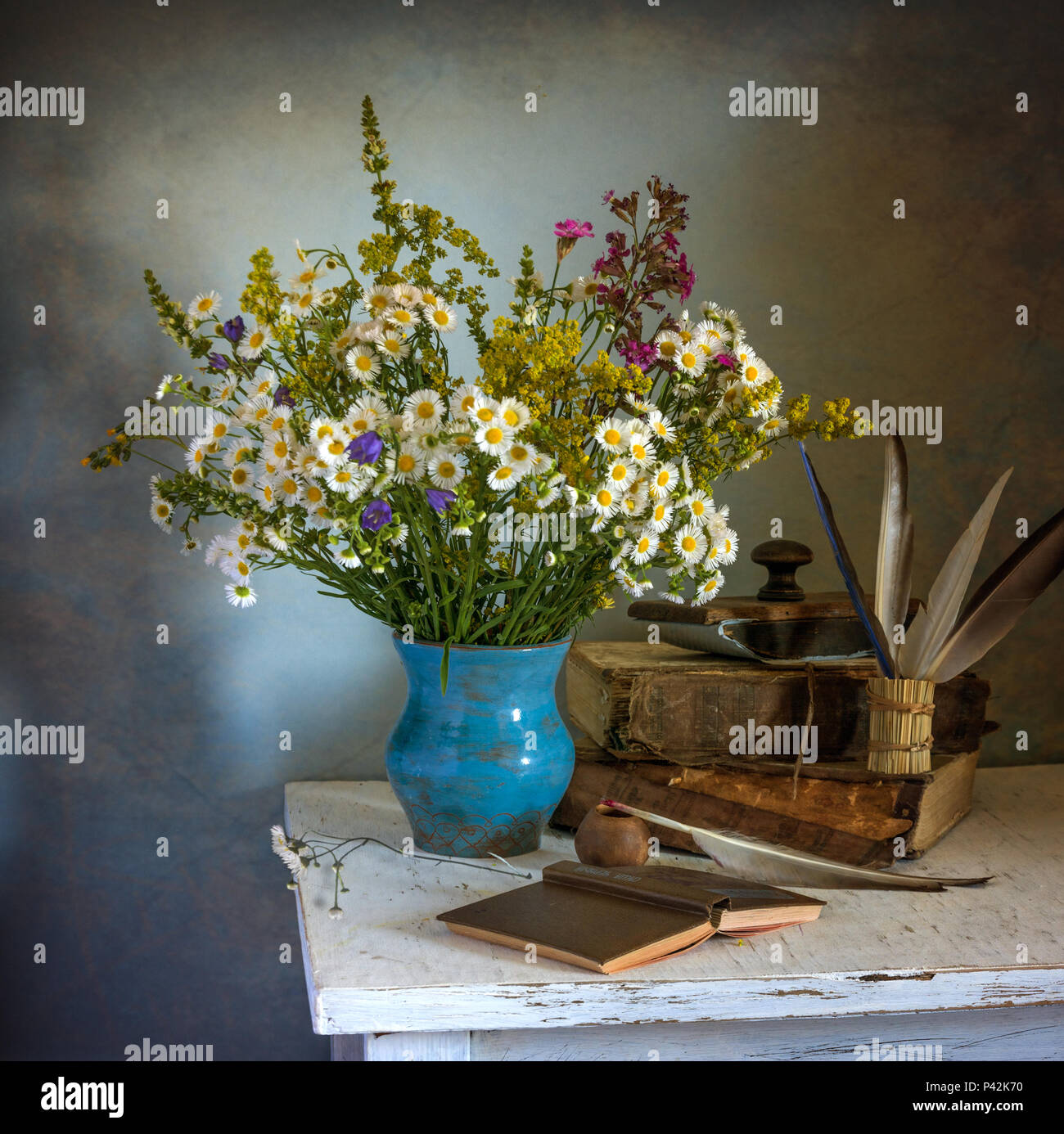 Natura morta con fiori e libri. vintage. Foto Stock