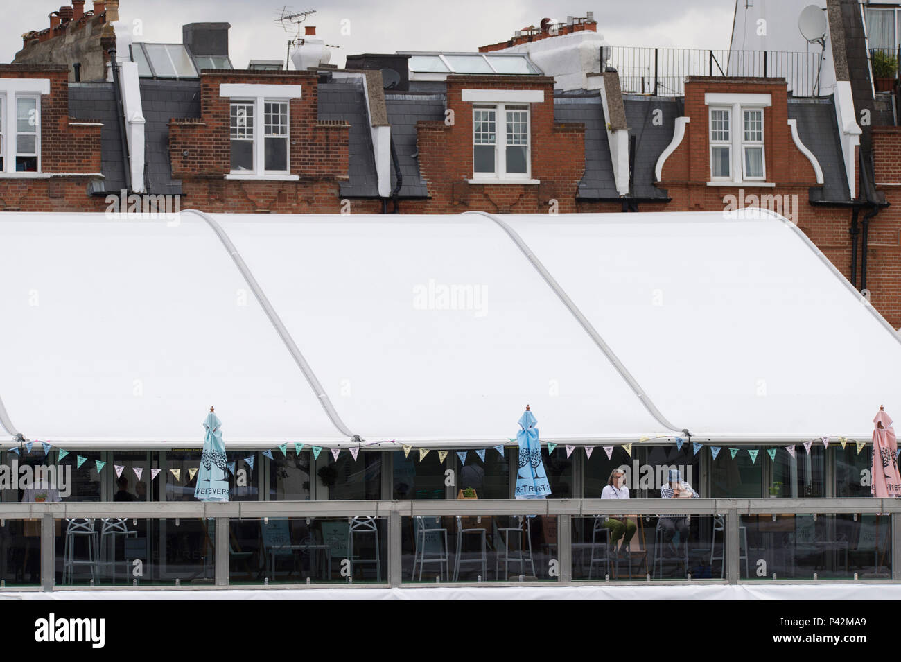 La Queens Club, 19 giugno 2018, Londra UK. Temporary restaurant bar presso la classica struttura i campionati di tennis a ovest di Londra. Foto Stock