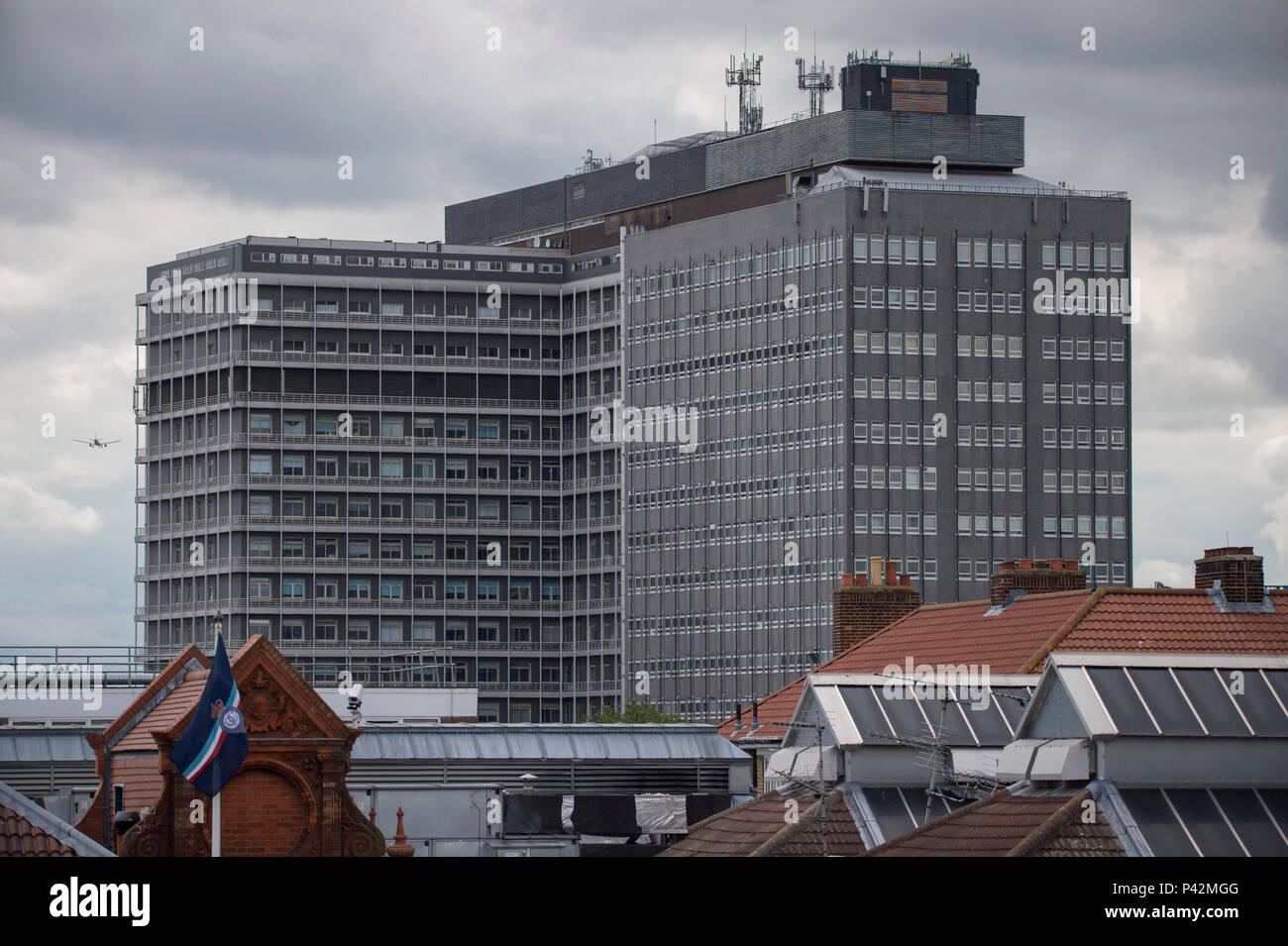 Il Charing Cross Hospital edificio nella zona ovest di Londra sopra i tetti del randello della regina a Barons Court, Giugno 2018 Foto Stock