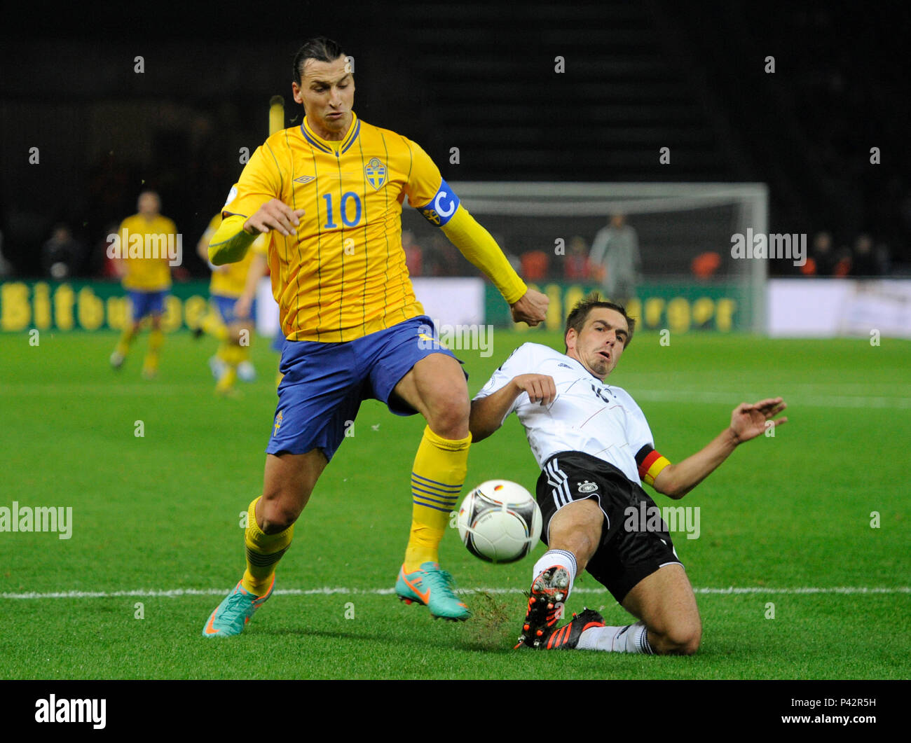 Berlino, Deutschland. Xvi oct, 2012. Anteprima della seconda partita della squadra nazionale di calcio tedesca alla Coppa del Mondo FIFA 2018 in Russia: su 23.06.2018, il team di Jogi Loew incontra la Svezia a Sochi, Zlatan Ibrahimovic (sinistra, SWE) e Philipp Lahm (destra, GER), duelli, calcio Laenderspiel, qualificazione della Coppa del Mondo, Germania (GER) - Svezia (SWE) 4: 4, su 16.10.2012 a Berlino/Germania; | Utilizzo di credito in tutto il mondo: dpa/Alamy Live News Foto Stock