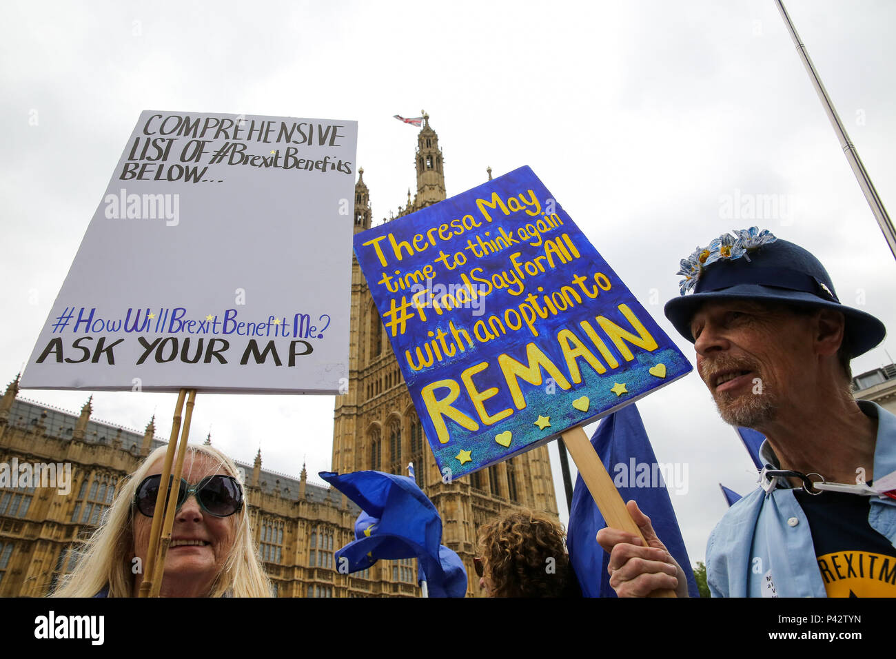 Westminster, Londra, Regno Unito. 20 Giugno 2018 - Pro-sostenitori dell'UE dimostra al di fuori del Parlamento come membri del Parlamento europeo il dibattito e la votazione più tardi oggi sui signori Brexit emendamenti del ritiro di Bill. Il governo ha perso il voto della House of Lords su un emendamento per dare MPs un "voto significativo" anche se il governo non riesce a raggiungere un Brexit trattativa. Credito: Dinendra Haria/Alamy Live News Foto Stock