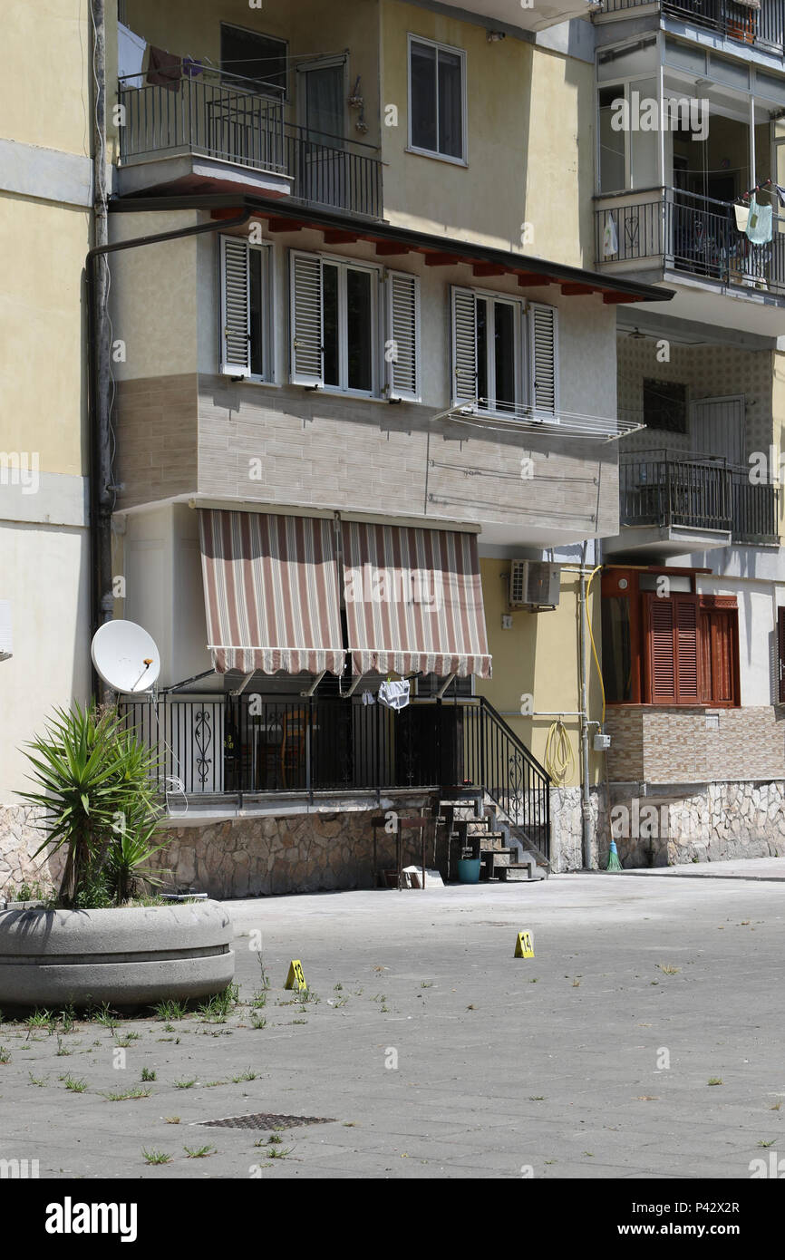 Napoli, Italia. Il 20 giugno 2018. Nella foto i rilievi della polizia in riprese di via sorrento in San Giovanni a Teduccio (NA).Napoli Giugno 20, Italia - Questa mattina nei sobborghi della città tra San Giovanni e Teduccio e Barra vi erano due tiri tra la camorra, fortunatamente non ci sono stati feriti. Credito: Fabio Sasso/ZUMA filo/Alamy Live News Foto Stock