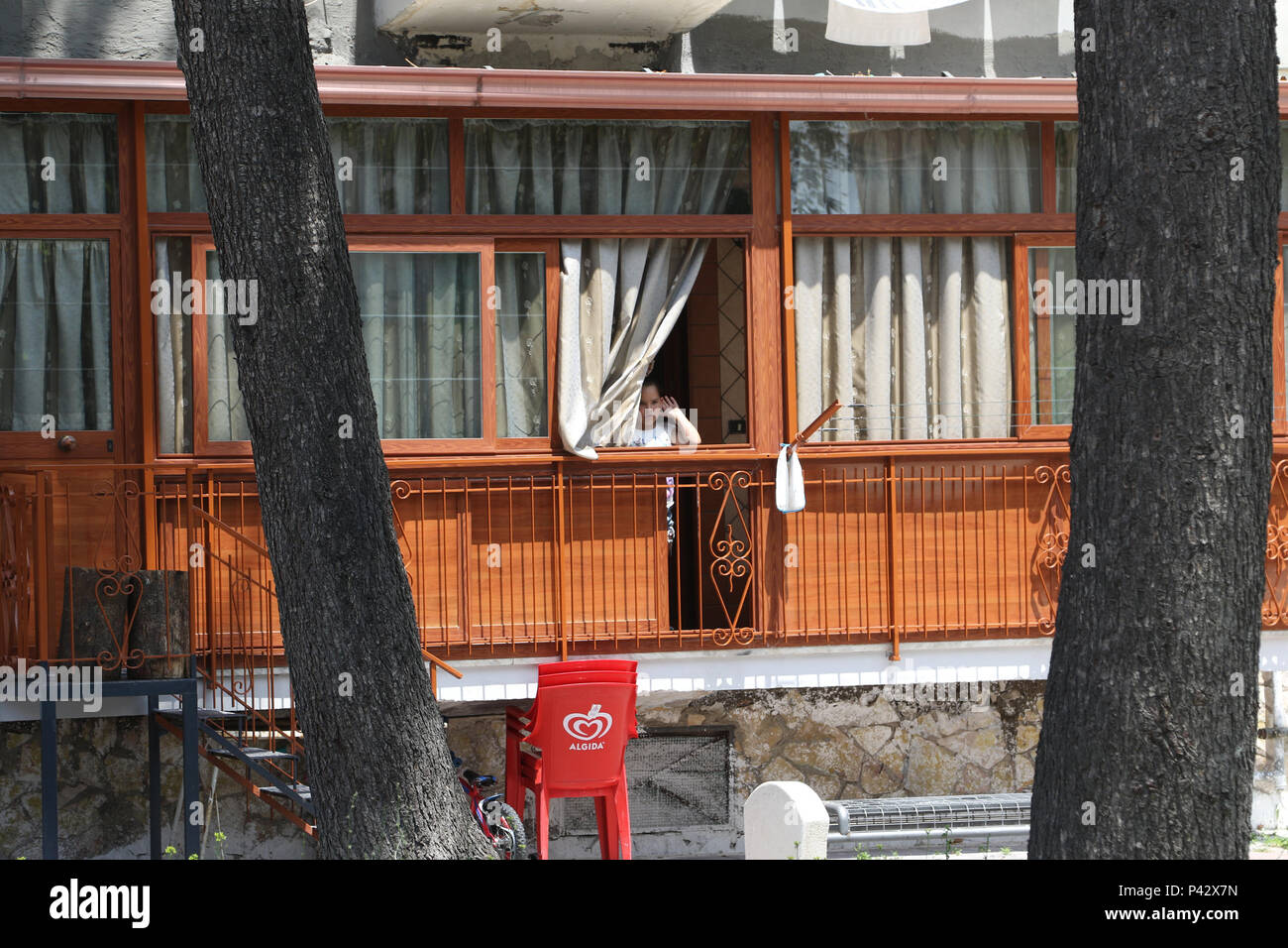 Napoli, Italia. Il 20 giugno 2018.Nella foto i rilievi della polizia in riprese di via sorrento in San Giovanni a Teduccio (NA).Napoli Giugno 20, Italia - Questa mattina nei sobborghi della città tra San Giovanni e Teduccio e Barra vi erano due tiri tra la camorra, fortunatamente non ci sono stati feriti. Credito: Fabio Sasso/ZUMA filo/Alamy Live News Foto Stock