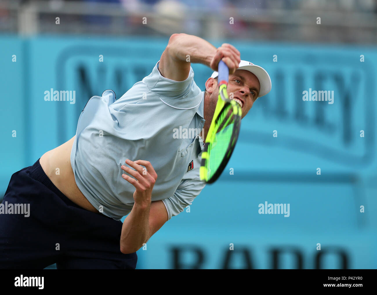 Queens Club di Londra, Regno Unito. Xx Giugno, 2018. La classica struttura i campionati di tennis; Sam QUERREY (USA) serve a Wawrinka Credito: Azione Sport Plus/Alamy Live News Foto Stock