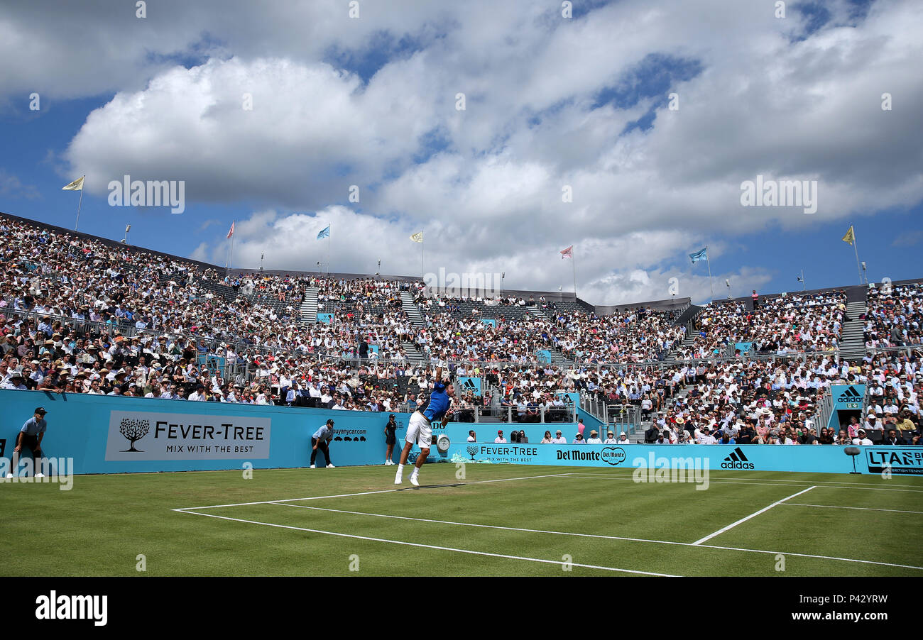 Queens Club di Londra, Regno Unito. Xx Giugno, 2018. La classica struttura i campionati di tennis; Stan Wawrinka (SWI) serve con la folla a guardare sotto il caldo Credito: Azione Sport Plus/Alamy Live News Foto Stock