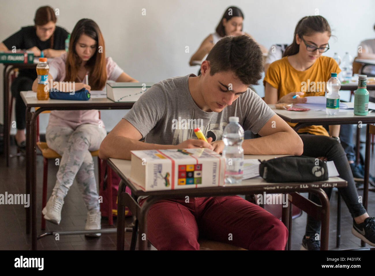 Torino Piemonte, Italia. Xx Giugno, 2018. Primo giorno di scuola superiore gli esami a Vittorio Alfieri membro di alta scuola in Torino. Credito: Stefano Guidi/ZUMA filo/Alamy Live News Foto Stock