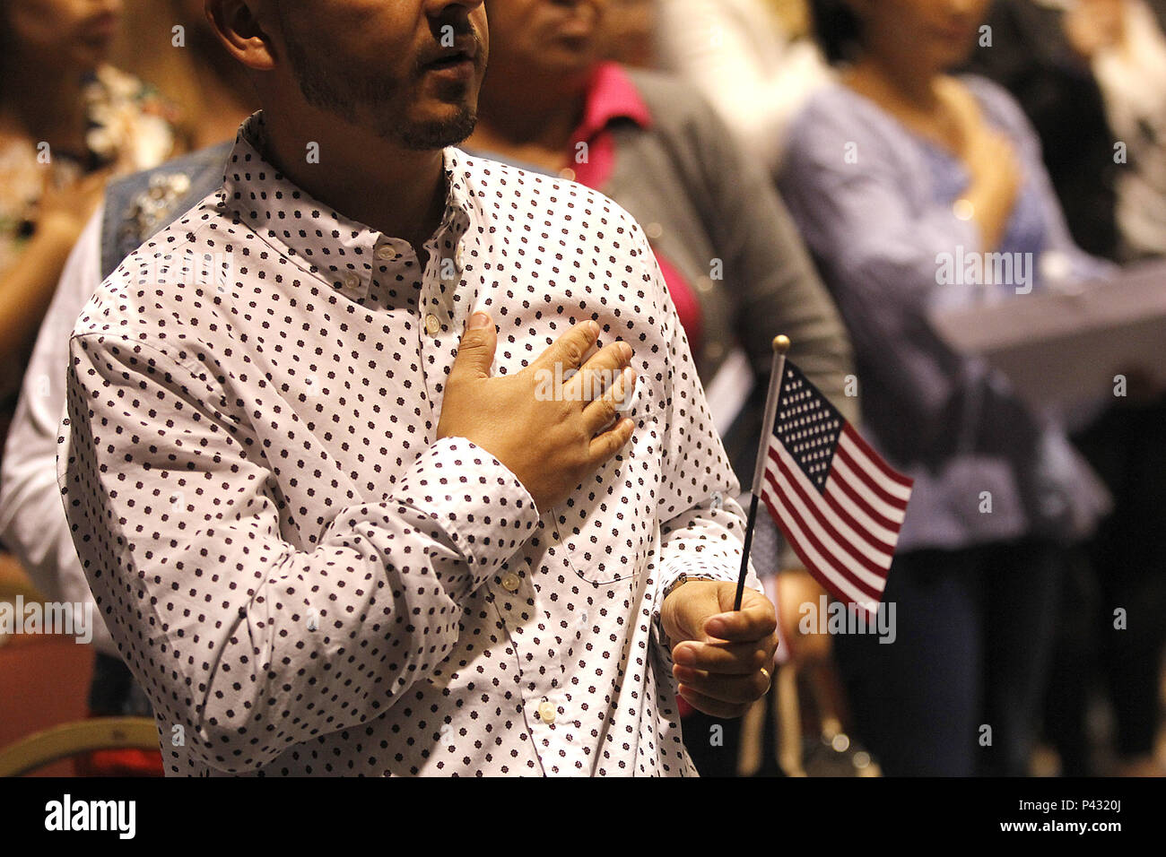 San Diego, CA, Stati Uniti d'America. Xx Giugno, 2018. Naturalizzato i cittadini degli Stati Uniti frequentare la loro cerimonia di naturalizzazione a San Diego il 20 giugno 2018 e sono giurato di difendere la Costituzione degli Stati Uniti. Credito: Giovanni Gastaldo/ZUMA filo/Alamy Live News Foto Stock