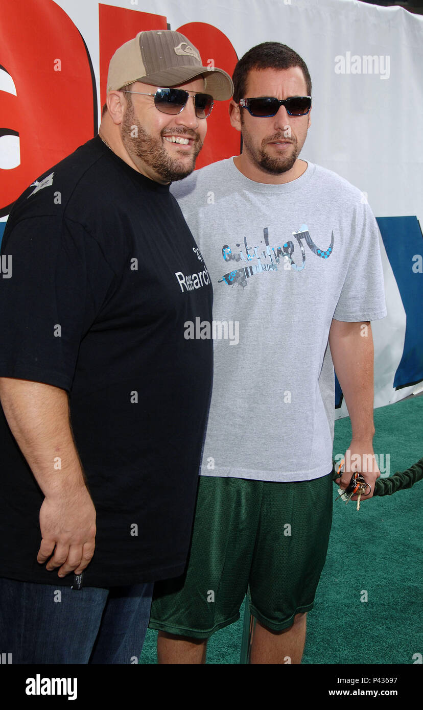 Kevin James e Adam Sandler arrivando all'onnipotente di Evan Premiere al Amphitheatre di Gibson in città a piedi universale in Los Angeles. 3/4 per la vita sun vetro - 07 SandlerAd JamesKevin 07.jpg07 SandlerAd JamesKevin 07 evento nella vita di Hollywood - California, tappeto rosso Evento, STATI UNITI D'AMERICA, industria cinematografica, celebrità, fotografia, Bestof, arte cultura e intrattenimento, Topix celebrità moda, migliori della vita di Hollywood, evento nella vita di Hollywood - California, moquette rossa e dietro le quinte, movie celebrità, personaggi televisivi, musica celebrità, Topix, attori da lo stesso film, cast Foto Stock