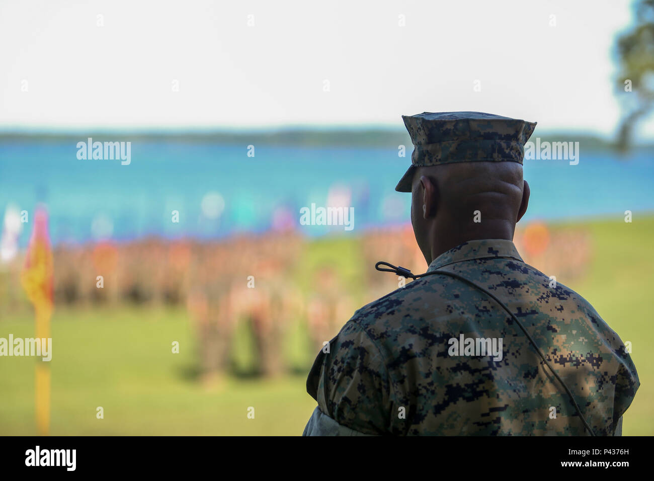 Sgt. Il Mag. Darryl A. ciliegia, il sergente maggiore della seconda Marine Logistics Group, guarda la formazione di Marines durante una successione di cerimonia di comando di Camp Lejeune, N.C., Giugno 8, 2016. Brig. Gen. Charles G. Chiarotti, comandante generale della Marina 2 Logistics Group, sinistra Col. Daniel O'Hora come successore dell'unità e assumerà il comando come il vice comandante di U.S. In Giappone le forze più tardi di questa estate. (U.S. Marine Corps foto di Cpl. Dalton A. Precht/rilasciato) Foto Stock