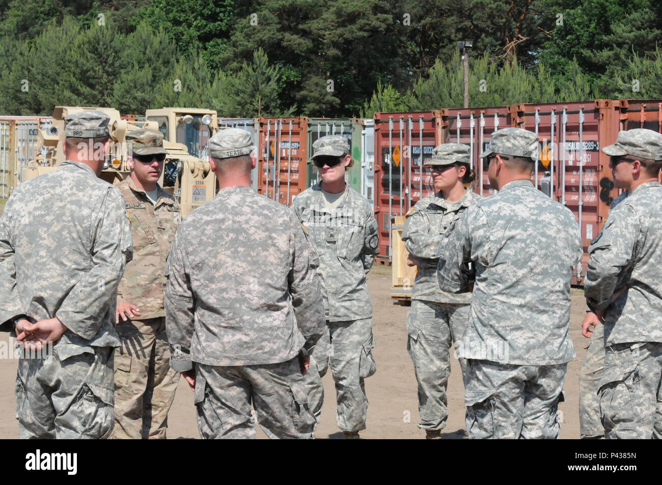SFC Bryce Williams del XVI SSB HHC dà un briefing sulla sicurezza ai membri del 592nd Ordnance Co. si trova a Drawsko Pomorskie Area formazione prima di giorni le operazioni. Foto Stock