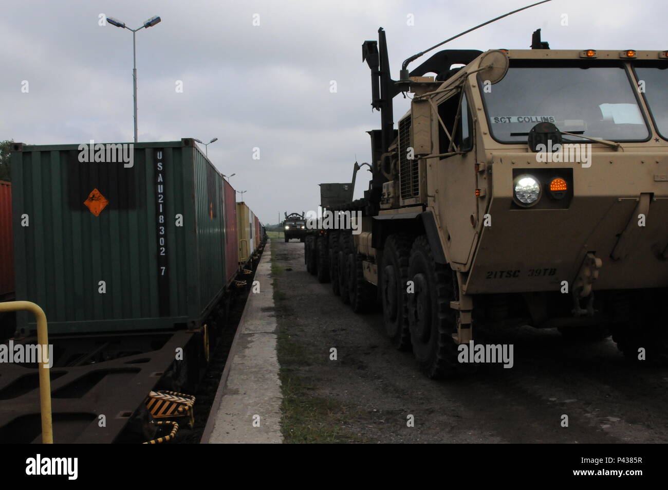 Un carrello PLS recupera i contenitori dal porto per esercitare Anakonda 16 a consegnare all'592nd Ordnance per la trasformazione e la distribuzione a Drawsko Pomorskie Area Formazione Foto Stock