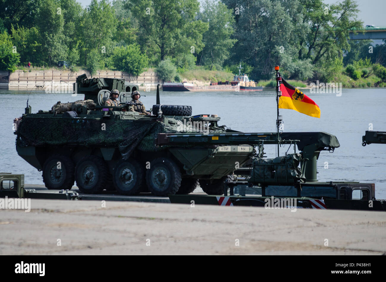 Stati Uniti Soldati dal 4° Squad, 2° Cavalleria. Reggimento attraversare un ponte affrettate in un M1126 Stryker in Chelmno, Polonia, Giugno 8, 2016. Forze multinazionali coordinati, assemblato e quindi attraversato un ponte costituito da tedesco e inglese M3 Rig anfibio, permettendo che i veicoli per attraversare il fiume Vistola come una parte di esercizio Anakonda 2016. Il polacco-led esercizio è un collettivo sforzo di formazione per rafforzare l'interoperabilità e rafforzare i legami tra gli alleati della NATO e partner, collettivo per garantire la pace e la sicurezza nella regione. Foto Stock