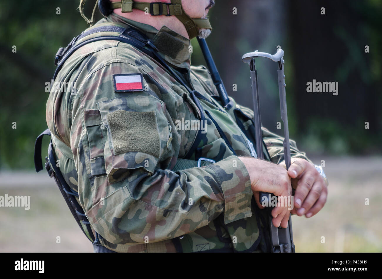 Un soldato polacco sta di guardia per la sicurezza durante un ponte che attraversa il funzionamento in Chelmno, Polonia, Giugno 8, 2016. Forze multinazionali coordinati, assemblato e quindi attraversato un ponte costituito da tedesco e inglese M3 Rig anfibio, permettendo che i veicoli per attraversare il fiume Vistola come una parte di esercizio Anakonda 2016. Il polacco-led esercizio è un collettivo sforzo di formazione per rafforzare l'interoperabilità e rafforzare i legami tra gli alleati della NATO e partner, collettivo per garantire la pace e la sicurezza nella regione. Foto Stock