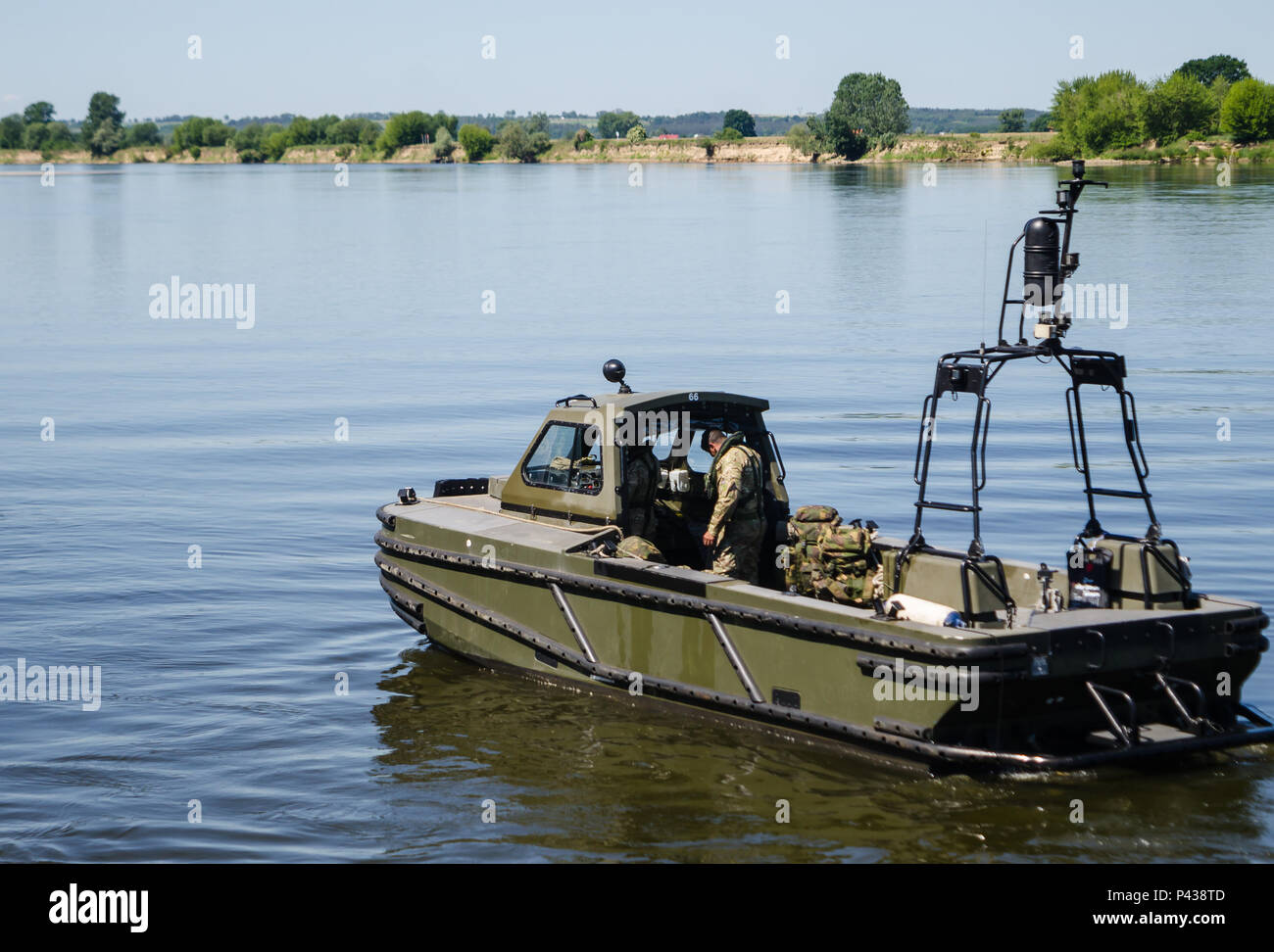 Un esercito britannico soldato sondaggi il fiume Vistola con un pontone durante un ponte che attraversa il funzionamento in Chelmno, Polonia, 7 giugno 2016. Forze multinazionali coordinati, assemblato e quindi attraversato un ponte costituito da tedesco e inglese M3 Rig anfibio, permettendo che i veicoli per attraversare il fiume come una parte di esercizio Anakonda 2016. Il polacco-led esercizio è un collettivo sforzo di formazione per rafforzare l'interoperabilità e rafforzare i legami tra gli alleati della NATO e partner, collettivo per garantire la pace e la sicurezza nella regione. Foto Stock