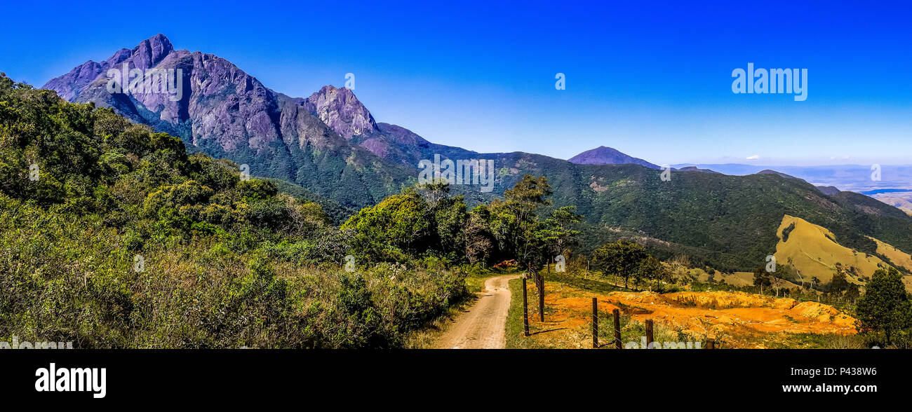 Vista do Pico dos Marins, em Piquete, SP, na Serra da Mantiqueira. Seu cume tem 2470 metro. Foto Stock