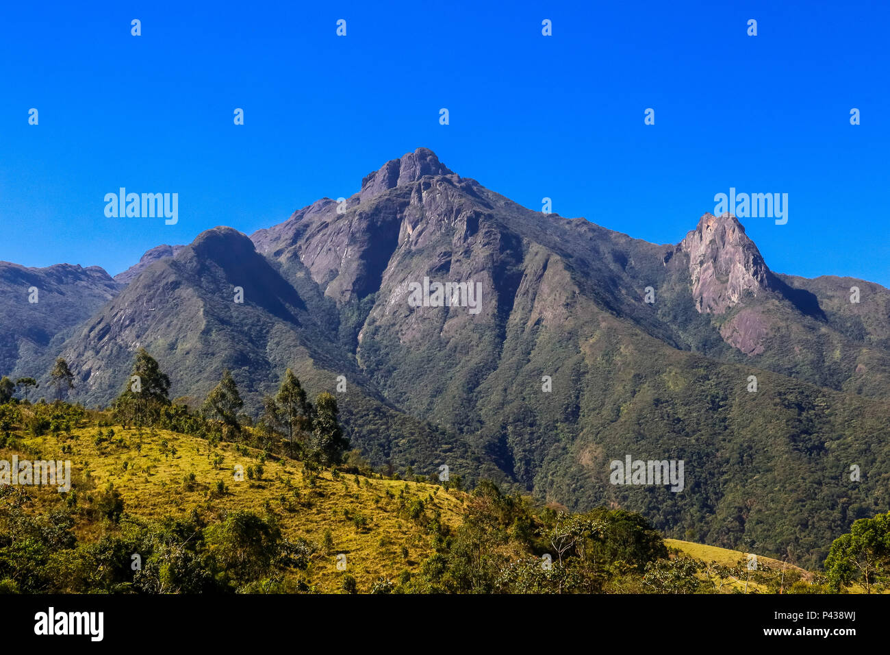 Vista do Pico dos Marins, em Piquete, SP, na Serra da Mantiqueira. Seu cume tem 2470 metro. Foto Stock