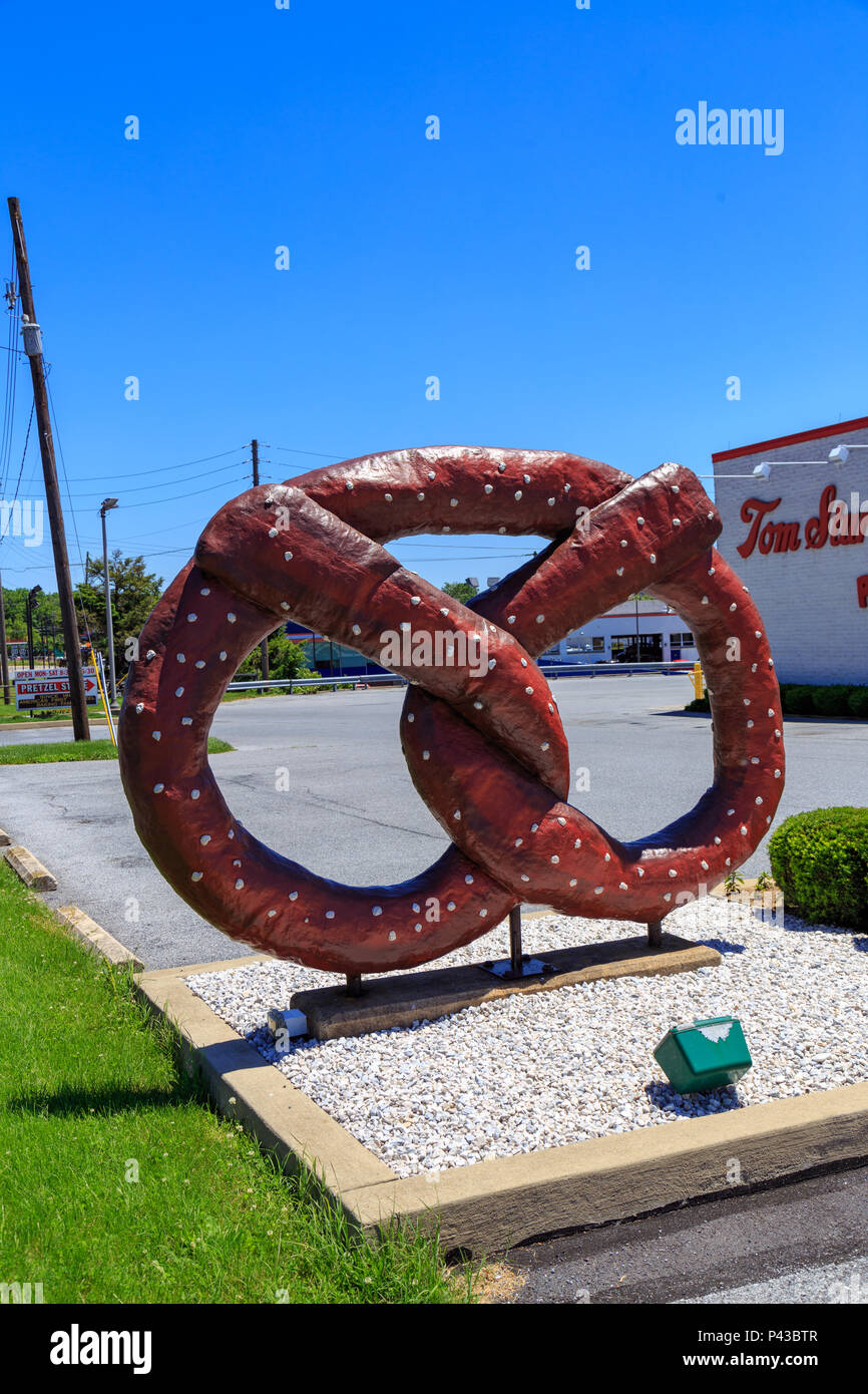 Lettura, PA, Stati Uniti d'America - 14 Giugno 2018: un grande segno pretzel a Tom Sturgis salatini, un forno commerciale vicino Shillington, Berks County, PA. Foto Stock