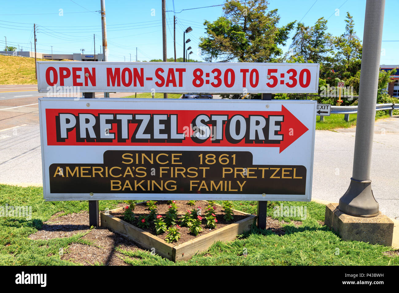 Lettura, PA, Stati Uniti d'America - 14 Giugno 2018: Il segno a Tom Sturgis salatini, un commerciale pretzel panificio vicino Shillington, Berks County, PA. Foto Stock