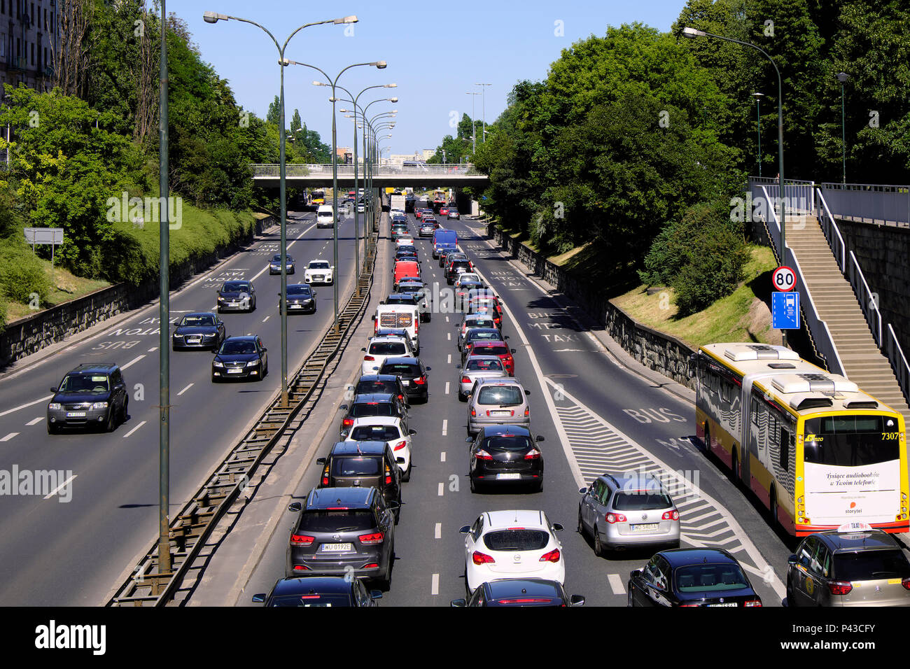 Varsavia, Mazovia / Polonia - 2018/06/07: il traffico pesante e gli ingorghi di traffico a Trasa Lazienkowska boulevard, arteria che collega la parte occidentale e quella orientale del Foto Stock