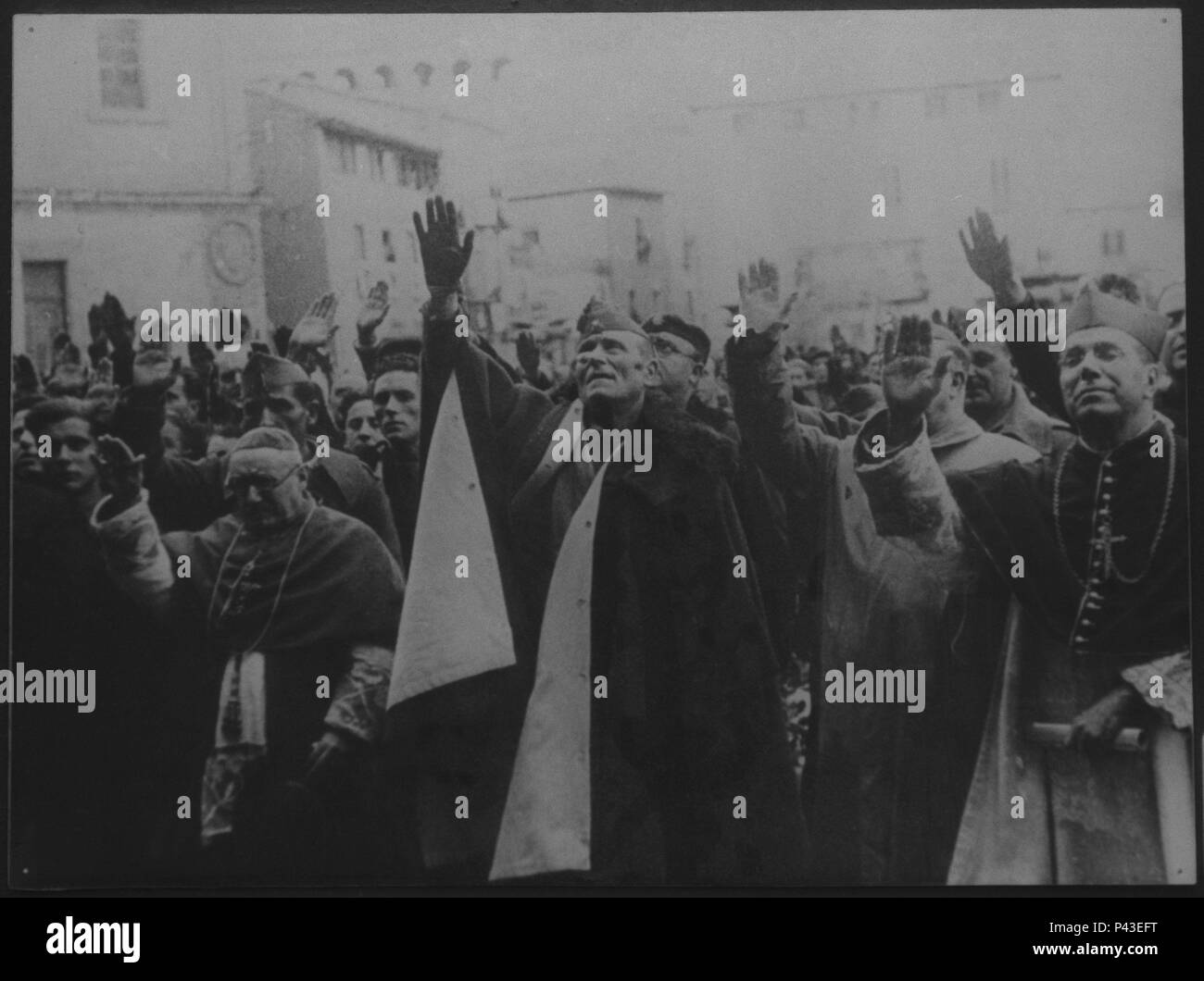 JOSE MILLAN ERRANDO JUNTO A ENRIQUE PLA Y DANIEL OBISPO DE SALAMANCA. Posizione: EXPOSICION DE LA GUERRA CIVIL ESPAÑOLA, Madrid. Foto Stock