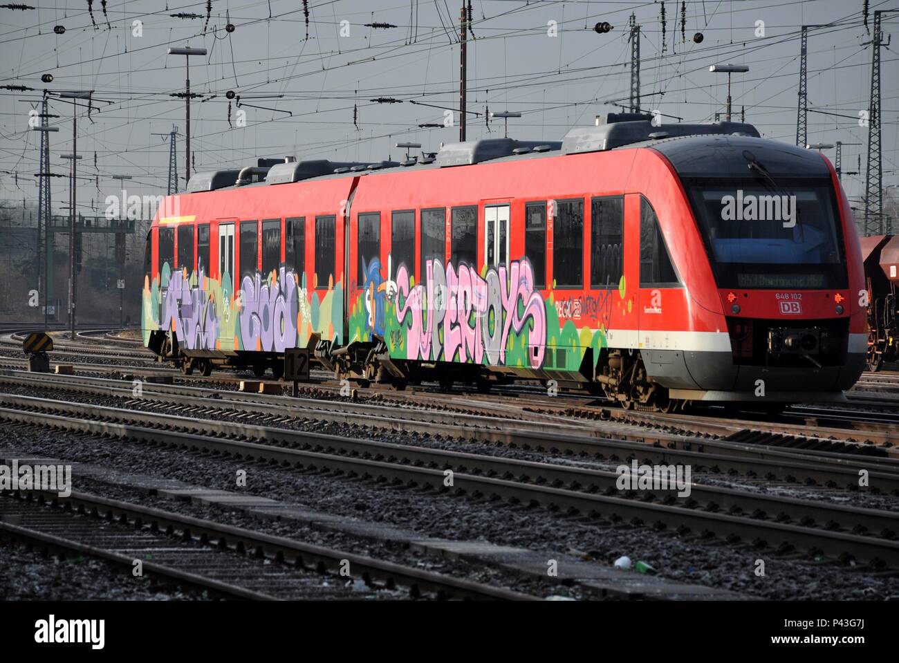 Graffiti sui treni passeggeri su 04.02.2015 in Schwerte/Ruhr - Germania. | Utilizzo di tutto il mondo Foto Stock