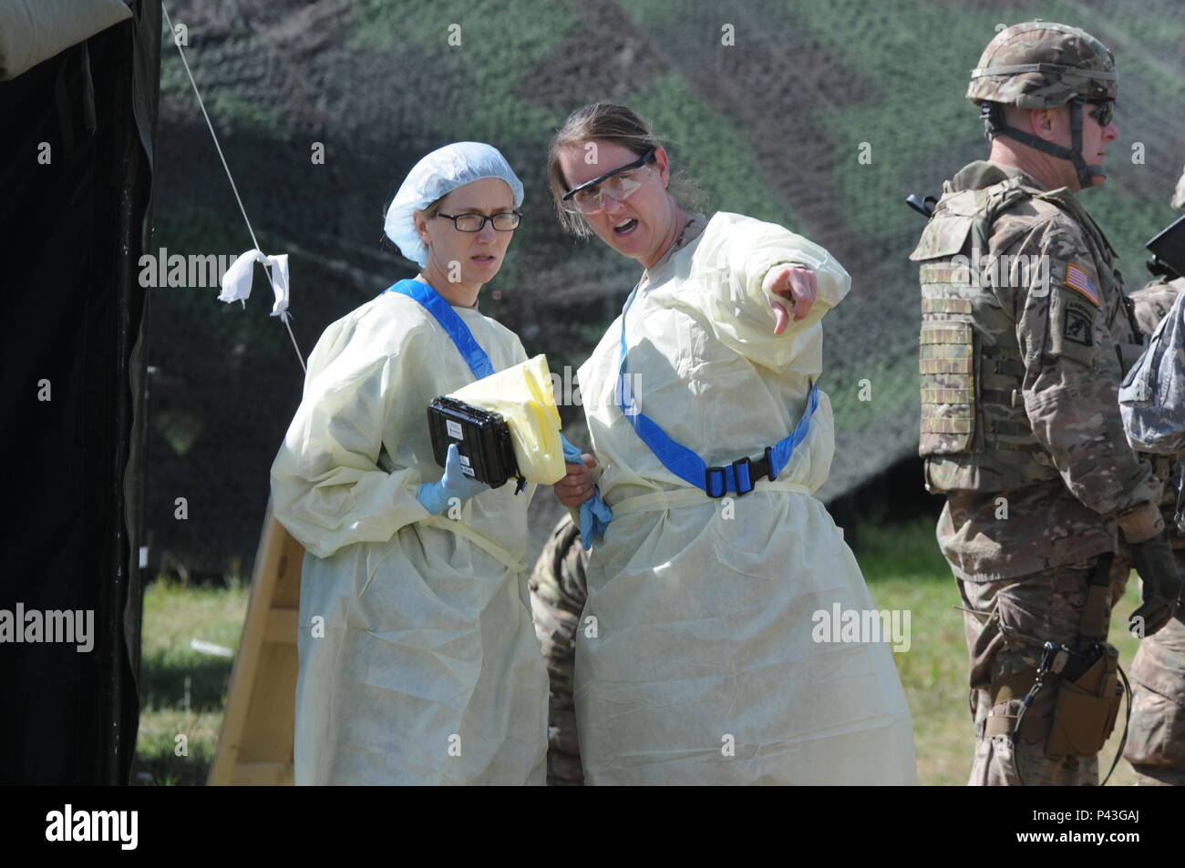 Infermieri di triage per la 212th combattere ospedale di supporto discutere il movimento del paziente prima di ricevere di più pazienti simulato durante un incidente di massa evento durante l'esercizio Anakonda 2016, un polacco-led, multinazionale di esercizio in funzione da giugno 7-17, coinvolge circa 31.000 partecipanti provenienti da più di 20 nazioni ed è il principale evento di formazione per gli Stati Uniti Esercito europeo. Foto Stock