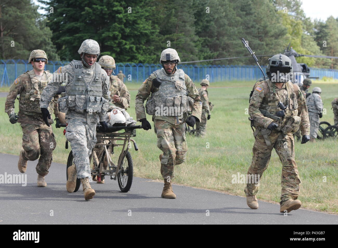 Un team di lettiera dal 212th combattere ospedale di supporto consente di fornire una simulazione del paziente per un fare-shift sala di emergenza a una massa casualty evento durante l'esercizio Anakonda 2016. L'esercizio, un polacco-led, multinazionale di esercizio in funzione da giugno 7-17, coinvolge circa 31.000 partecipanti provenienti da più di 20 nazioni ed è il principale evento di formazione per gli Stati Uniti Esercito europeo. Foto Stock
