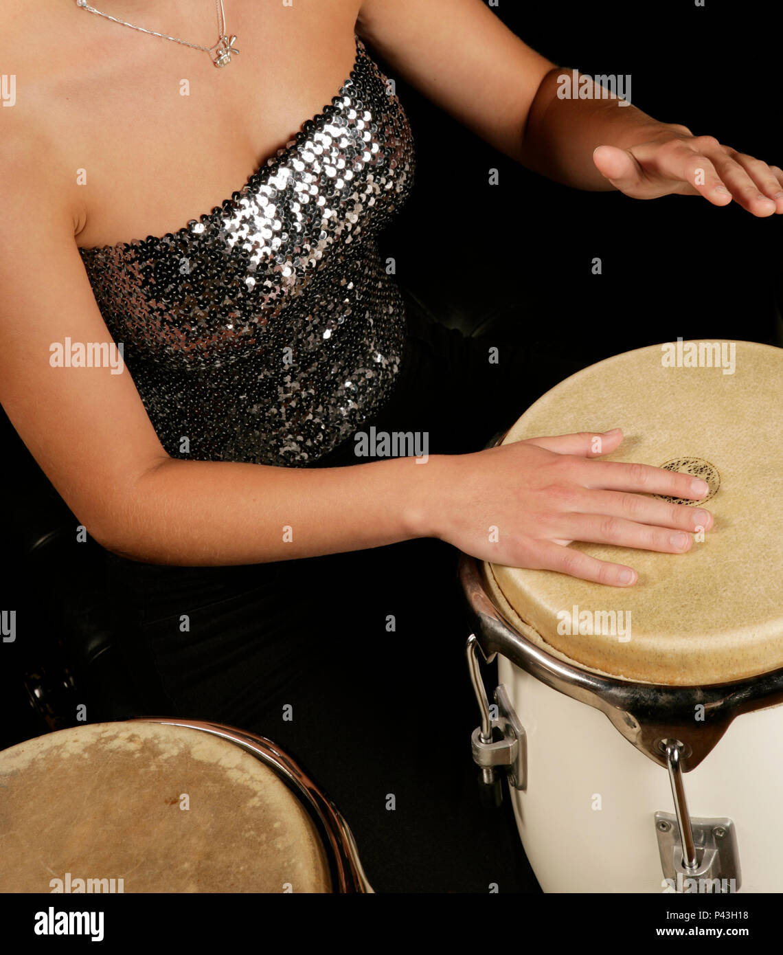 Giovane donna giocando conga in una band Foto Stock