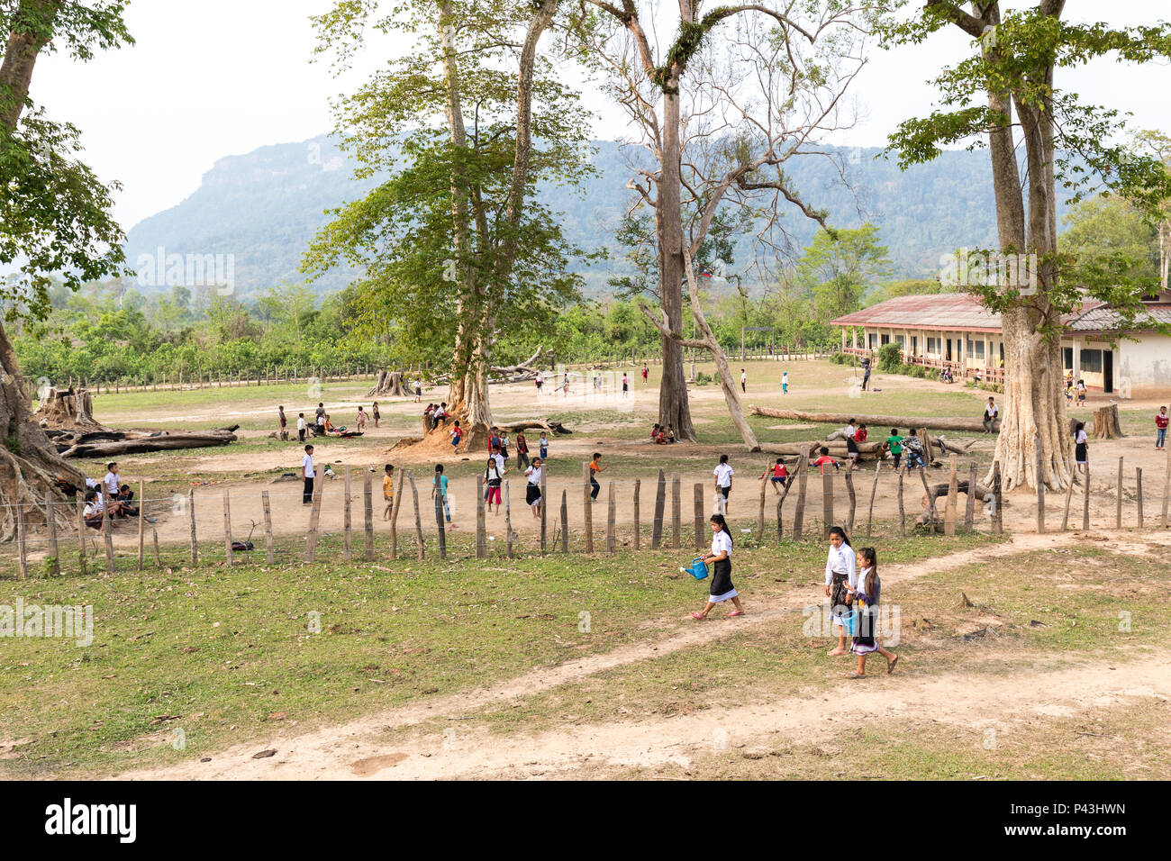 Scolari andando a scuola rurale Nong Ping, Laos Foto Stock