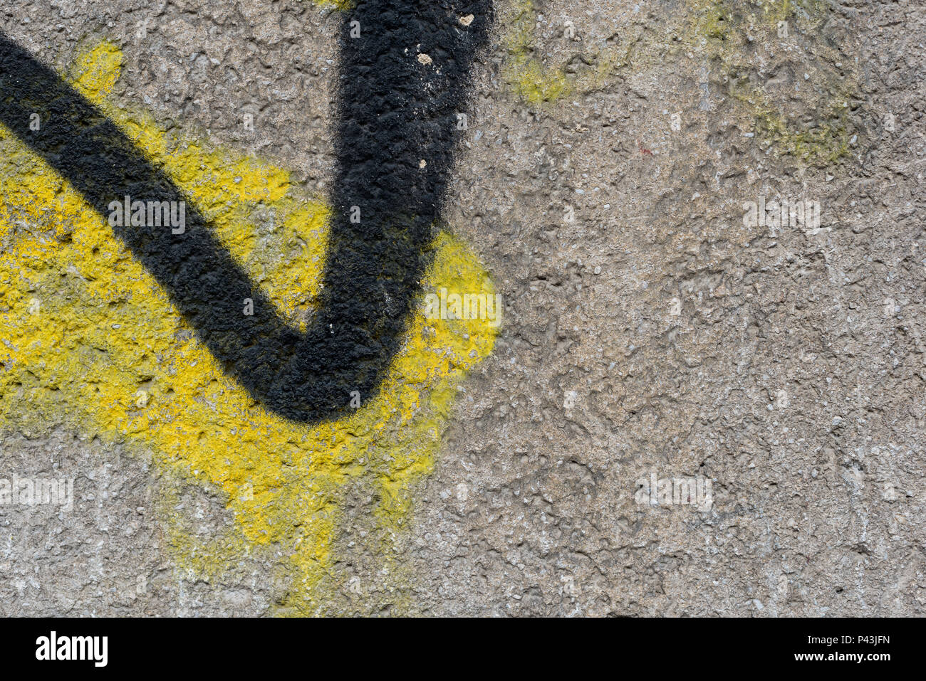 Graffiti dettaglio sulla vecchia facciata di colore grigio. Nero linea dipinta su un muro. Gli sfondi e sfondi Foto Stock