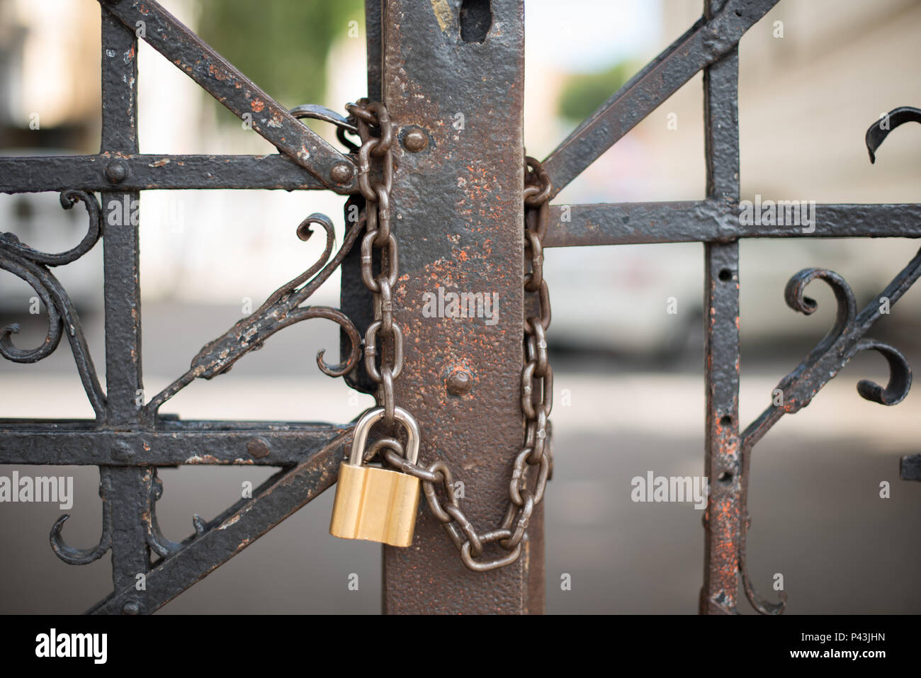 Porte chiuse con catena e golden bloccare Foto Stock