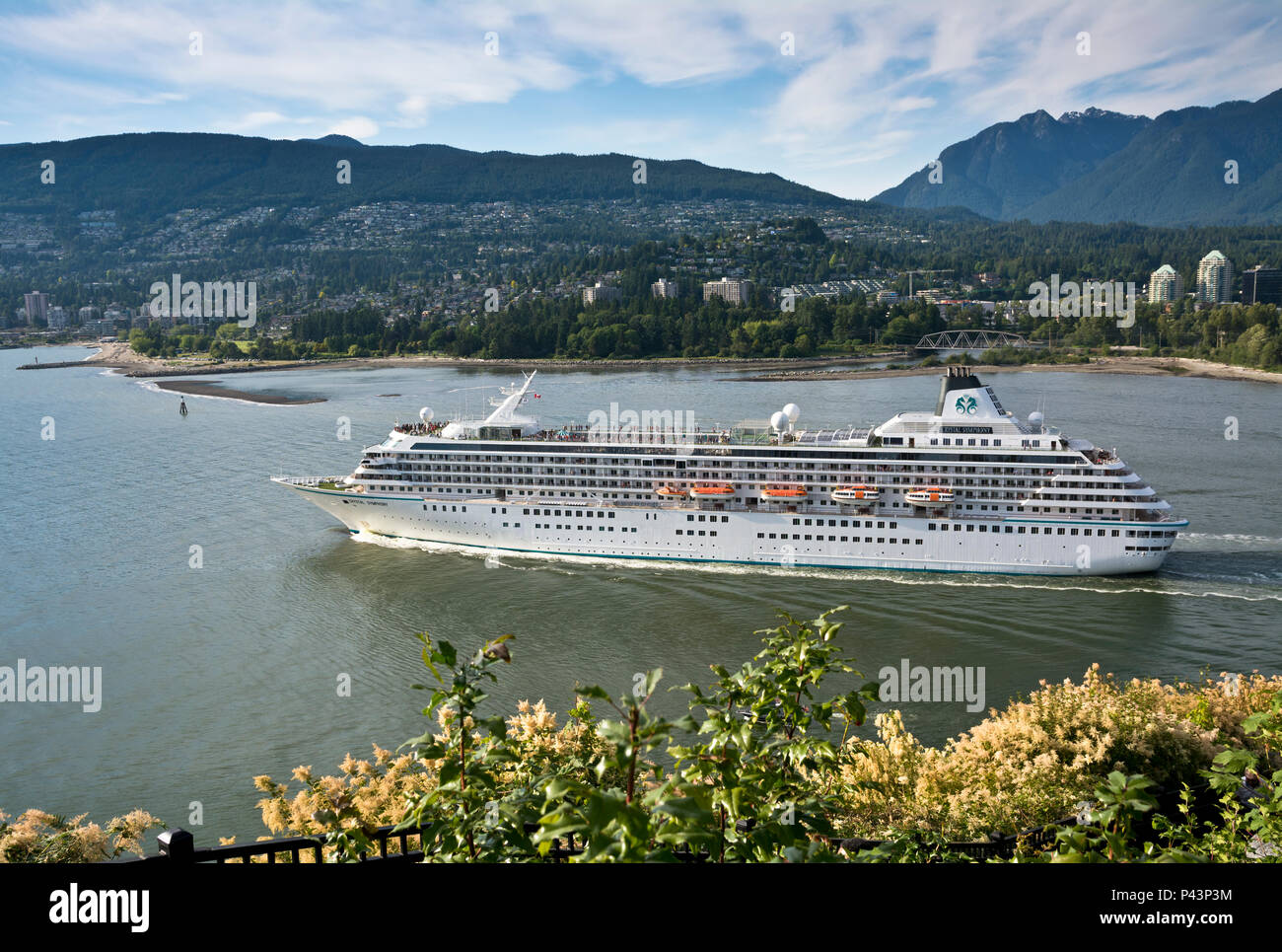 Crystal Symphony nave da crociera con partenza Vancouver Canada legato per Alaska. Crociere di cristallo nave in ingresso Burrard, Vancouver. Foto Stock