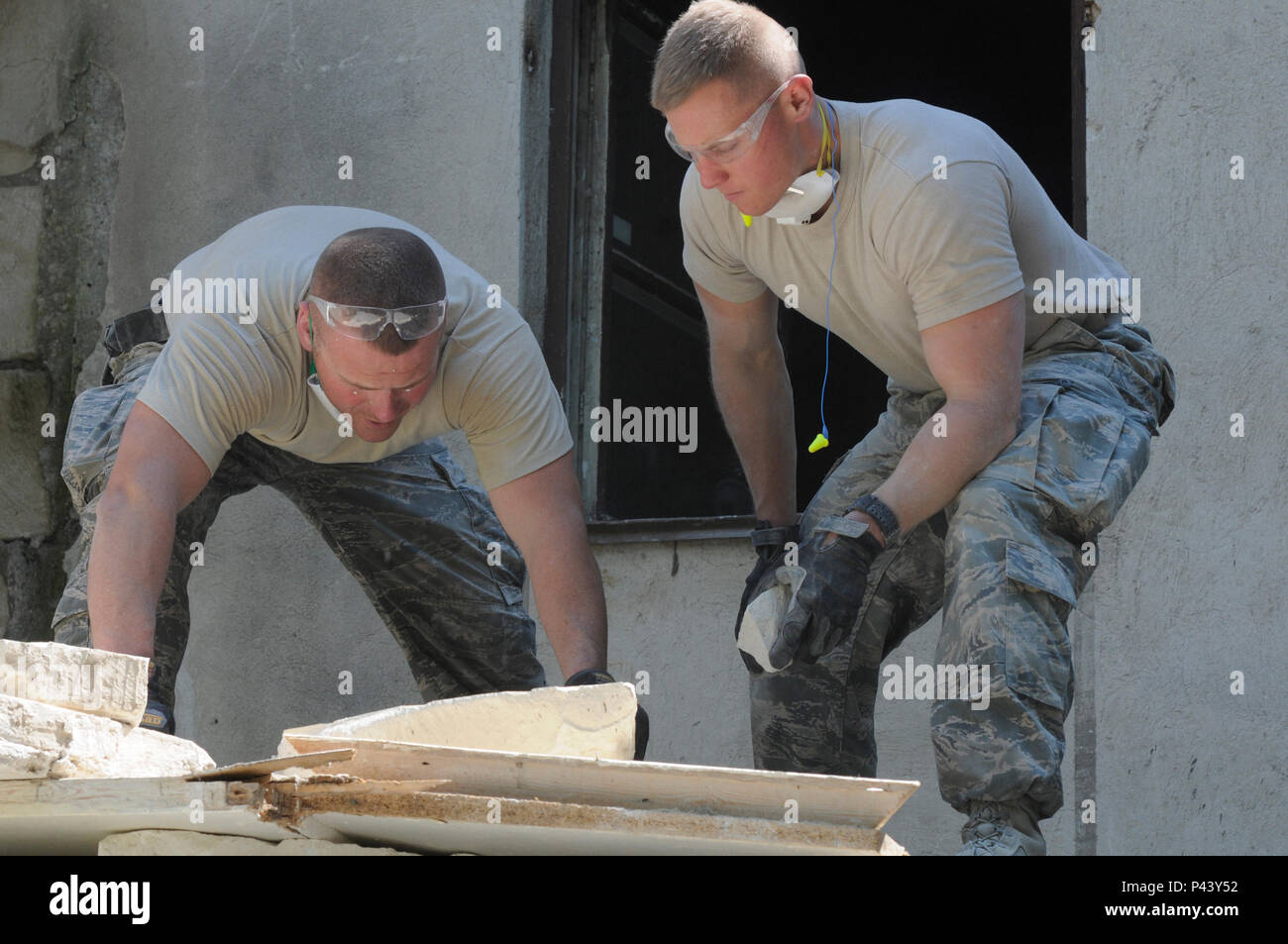 Stati Uniti Air Force Master Sgt. Joshua Thompson e U.S. Air Force Tech. Sgt. Kaleb Henry, sia dal Kentucky Air National Guard's 123Ingegnere Civile Squadron in Louisville, Kentucky, misurare un pezzo di cemento per essere utilizzati in cucina a scuola speciale #12 a Chisinau, in Moldavia, Giugno 5, 2016. Più di 35 gli avieri dall'unità sono il rinnovamento di questa istituzione, che è l unica scuola in Moldova appositamente per persone non udenti e con esigenze speciali agli studenti. Il progetto umanitario è una collaborazione con l'Ufficio di cooperazione della difesa degli Stati Uniti e Comando europeo, con fondi essendo fornita dal National gua Foto Stock Stati Uniti Air Force Master Sgt. Joshua Thompson e U.S. Air Force Tech. Sgt. Kaleb Henry, sia dal Kentucky Air National Guard's 123Ingegnere Civile Squadron in Louisville, Kentucky, misurare un pezzo di cemento per essere utilizzati in cucina a scuola speciale #12 a Chisinau, in Moldavia, Giugno 5, 2016. Più di 35 gli avieri dall'unità sono il rinnovamento di questa istituzione, che è l unica scuola in Moldova appositamente per persone non udenti e con esigenze speciali agli studenti. Il progetto umanitario è una collaborazione con l'Ufficio di cooperazione della difesa degli Stati Uniti e Comando europeo, con fondi essendo fornita dal National gua Foto Stock