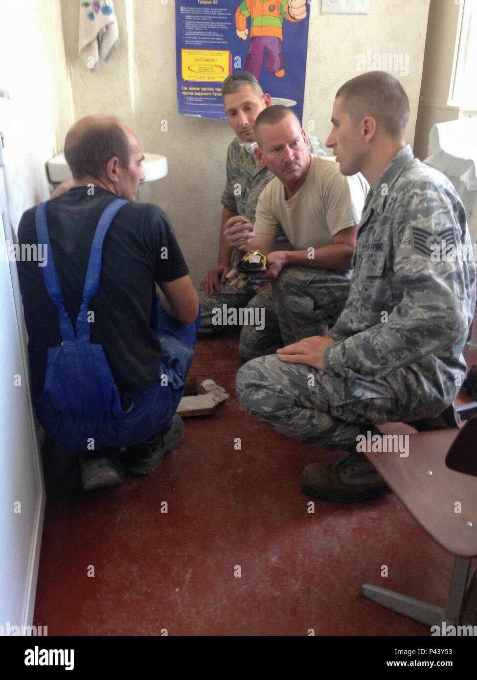 Stati Uniti Air Force Master Sgt. Mark Jones e U.S. Air Force Tech. Sgt. Jeff Frank, sia dal Kentucky Air National Guard's 123Ingegnere Civile Squadron in Louisville, Kentucky, utilizzare le competenze di traduzione di U.S. Air Force Tech. Sgt. Ioan Gaitan e chi è in assegnazione speciale con l'Ambasciata degli Stati Uniti in Moldavia, per comunicare con un locale contraente moldavo a scuola speciale #12 a Chisinau, in Moldavia, Giugno 5, 2016. Più di 35 gli avieri dall'unità sono il rinnovamento di questa istituzione, che è l unica scuola in Moldova appositamente per persone non udenti e con esigenze speciali agli studenti. Aiuti umanitari p Foto Stock Stati Uniti Air Force Master Sgt. Mark Jones e U.S. Air Force Tech. Sgt. Jeff Frank, sia dal Kentucky Air National Guard's 123Ingegnere Civile Squadron in Louisville, Kentucky, utilizzare le competenze di traduzione di U.S. Air Force Tech. Sgt. Ioan Gaitan e chi è in assegnazione speciale con l'Ambasciata degli Stati Uniti in Moldavia, per comunicare con un locale contraente moldavo a scuola speciale #12 a Chisinau, in Moldavia, Giugno 5, 2016. Più di 35 gli avieri dall'unità sono il rinnovamento di questa istituzione, che è l unica scuola in Moldova appositamente per persone non udenti e con esigenze speciali agli studenti. Aiuti umanitari p Foto Stock
