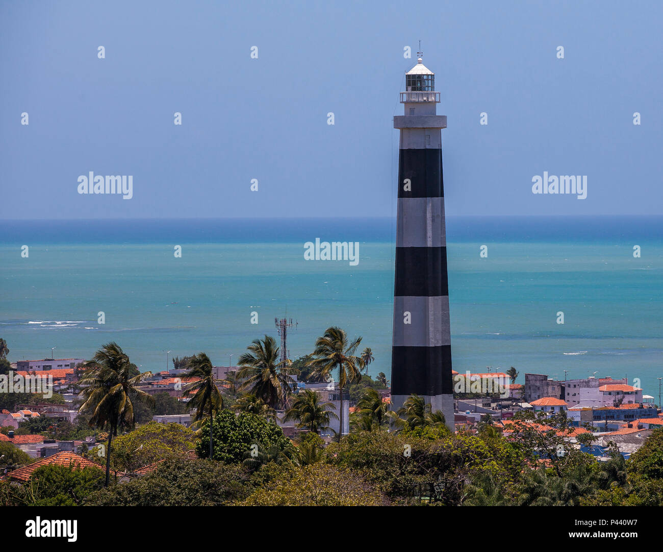 Farol de Olinda vista desde o alto da SÃ© que faz parte do sÃ-tio histÃ³rico de Olinda, que recebeu o tÃ-tulo de PatrimÃ'nio HistÃ³rico e Cultural da Humanidade em 1982, onde uma bela vista do Recife pode ser apreciada enquanto se compra ou se encanta com belas peÃ§come fare artesanato locale. Olinda/PE, Brasil 23/10/2013. Foto: Carlos Ezequiel Vannoni/ Fotoarena Foto Stock