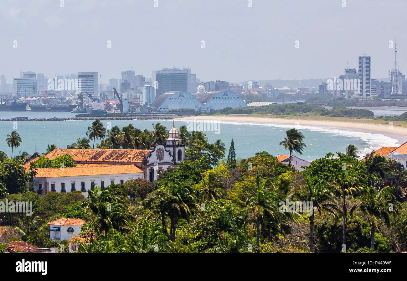 Vista da Igreja SÃ£o Pedro Praia do Chifre e Porto do Recife desde o alto da SÃ© que faz parte do sÃ-tio histÃ³rico de Olinda, que recebeu o tÃ-tulo de PatrimÃ'nio HistÃ³rico e Cultural da Humanidade em 1982, onde uma bela vista do Recife pode ser apreciada enquanto se compra ou se encanta com belas peÃ§come fare artesanato locale. Olinda/PE, Brasil 23/10/2013. Foto: Carlos Ezequiel Vannoni/ Fotoarena Foto Stock