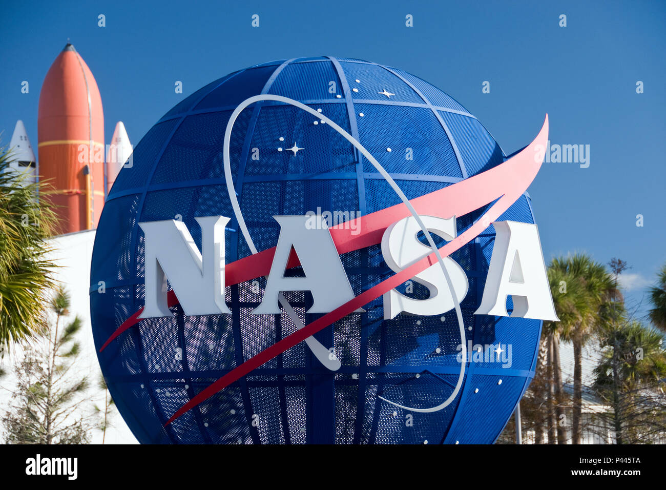 Un grande logo della NASA alla NASA Kennedy Space Center Visitor Complex, con una navetta spaziale dietro, Florida. Foto Stock
