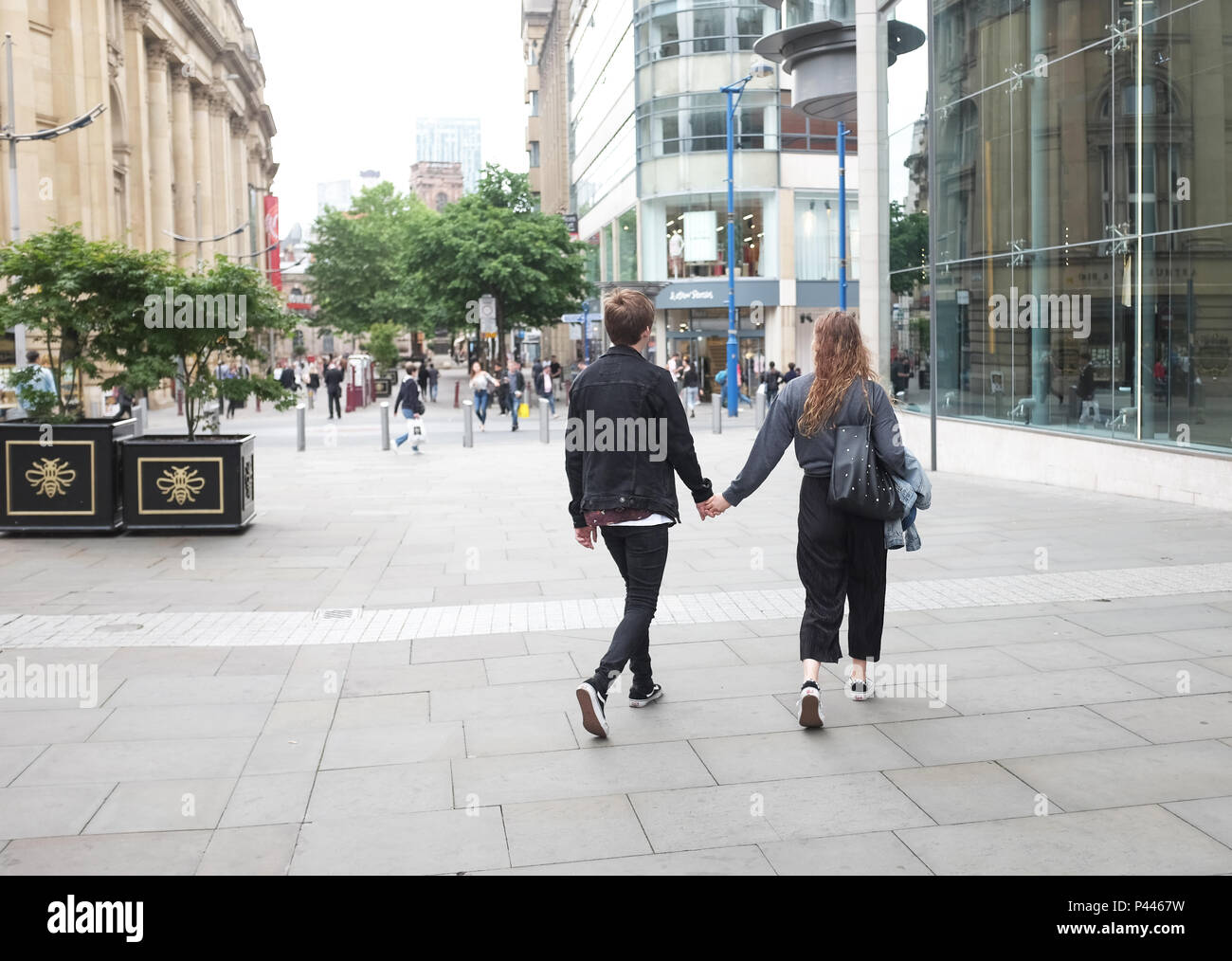 Giovane amore in Manchester's St rna Square Foto Stock