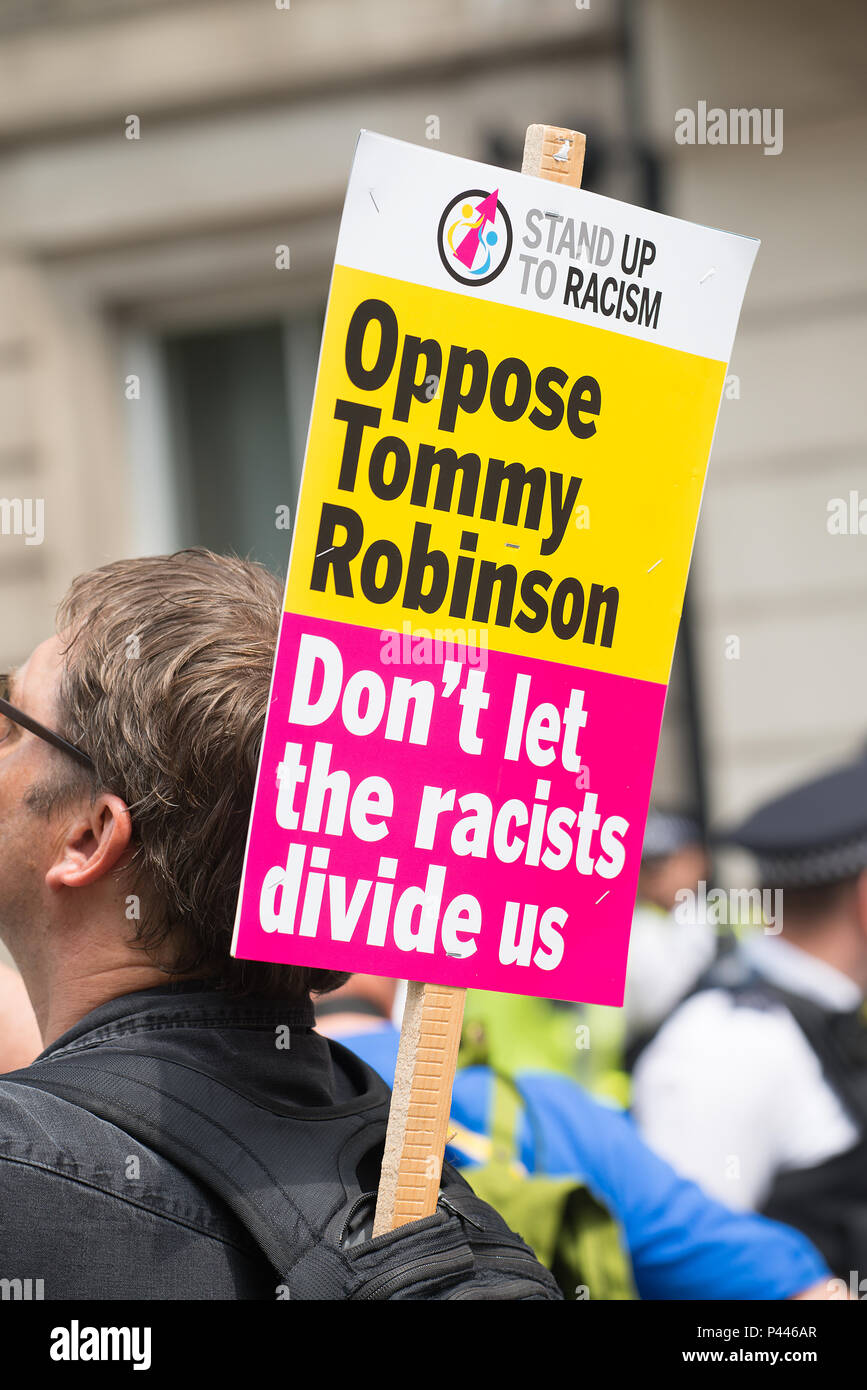 Counter-demo dal gruppo di pressione Unite contro il fascismo, in segno di protesta di un rally essendo trattenuto dai sostenitori di Tommy Robinson al di fuori di Downing Street, Londra. Foto Stock