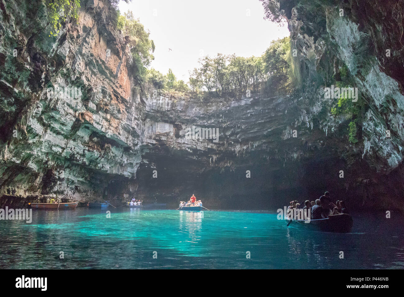 La Grotta Melissani Melissani o lago, anche Melisani, è una grotta situata sull'isola di Cefalonia, Grecia, a nord-ovest di Sami. Foto Stock