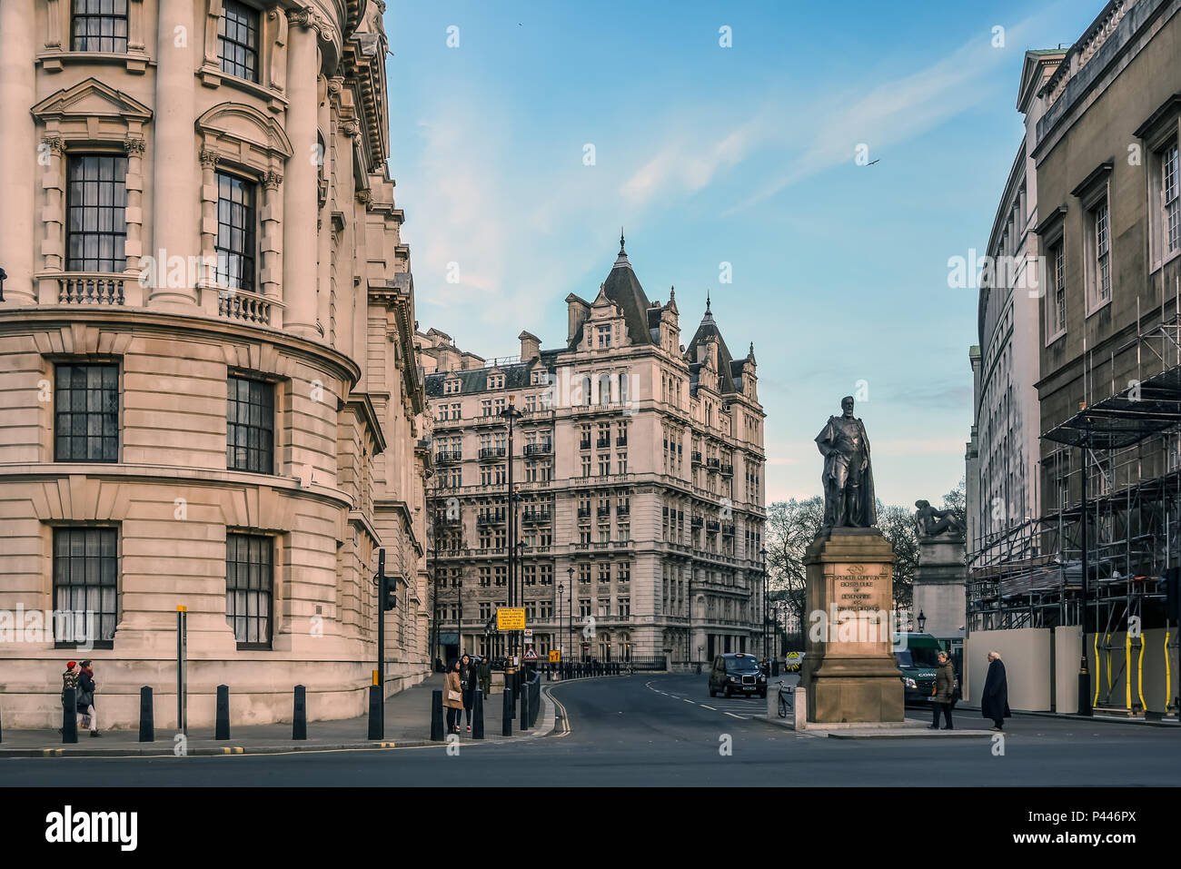 Le persone sono il passaggio dalla statua del duca di Devonshire all'ingresso Horse Guards Avenue, Whitehall, London, E Foto Stock