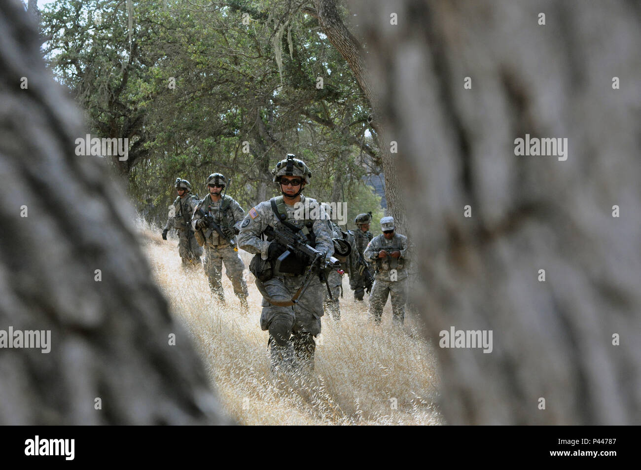 Saldature da Bravo Company, 1° Battaglione, 294th Reggimento di Fanteria, Guam Esercito Nazionale Guardia, preparare per avanzare su una zona collinare, scoscesi in un combattimento esportabile capacità di formazione (XCTC) formazione lane giugno 11 a Camp Roberts, California. Più di duemila guardie nazionali di Guam, Hawaii, Arizona e California partecipano al training. Stati Uniti Esercito nazionale Guard foto/Staff Sgt. Eddie Siguenza.) Foto Stock