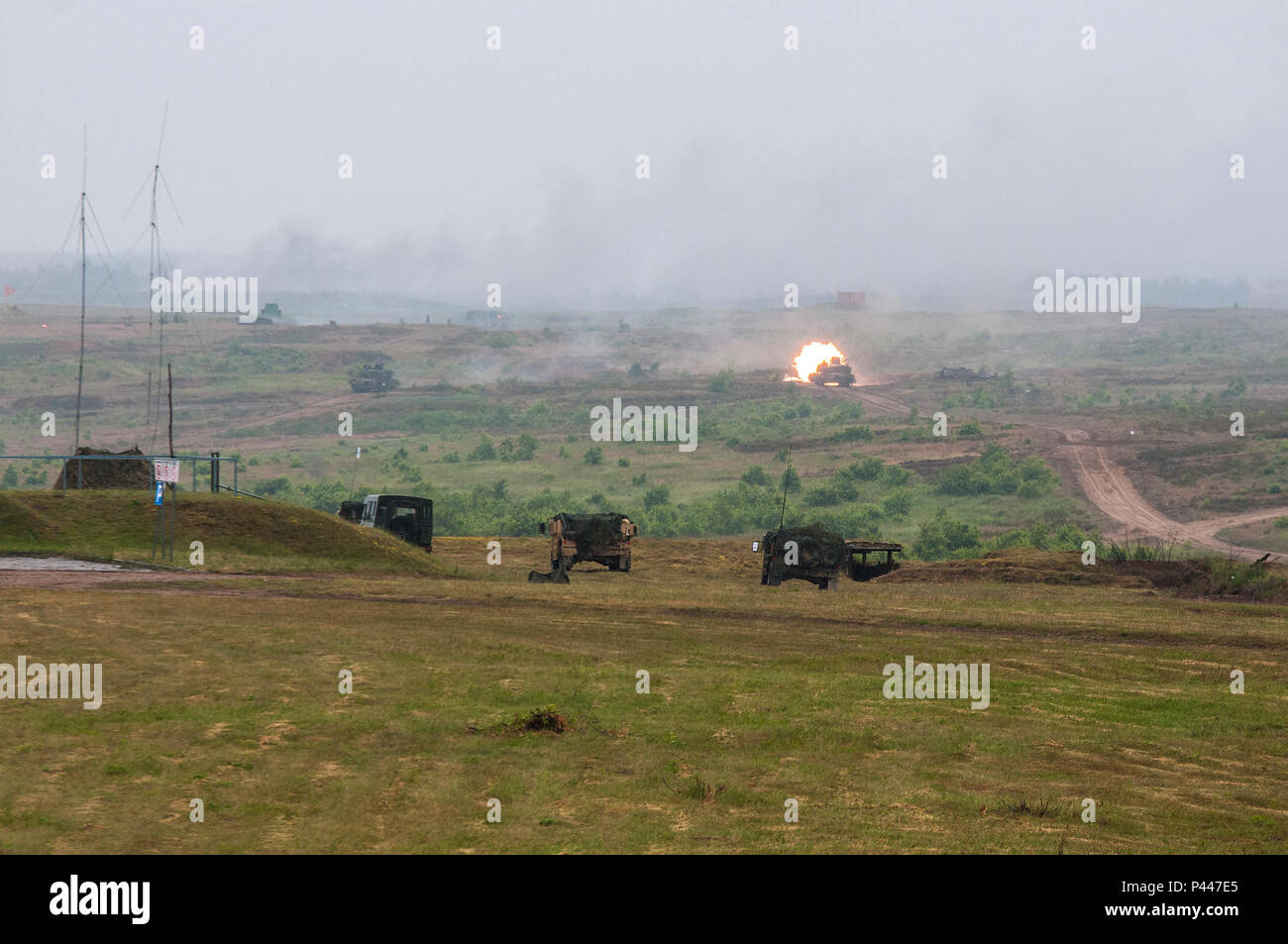 Un polacco serbatoio di Leopard incendi su un bersaglio a live-fire dimostrazione durante l'esercizio Anakonda 2016. L'esercizio, un polacco-led, multinazionale di esercizio in funzione da giugno 7-17, coinvolge circa 31.000 partecipanti provenienti da più di 20 nazioni ed è il principale evento di formazione per gli Stati Uniti Esercito europeo. Foto Stock