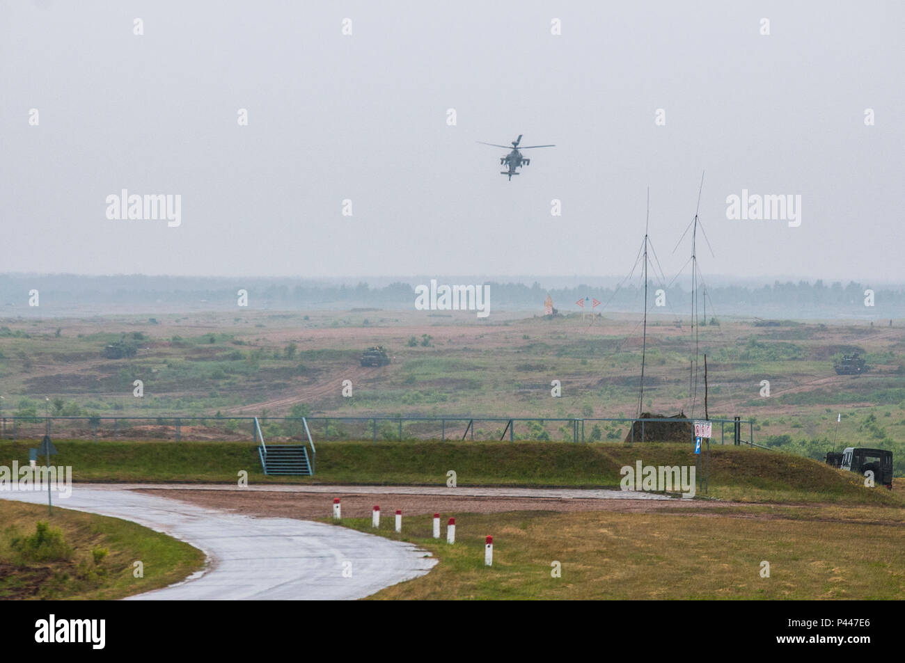 Un attacco di Apache elicottero si prepara a impegnarsi obiettivi in un live-fire dimostrazione durante l'esercizio Anakonda 2016. L'esercizio, un polacco-led, multinazionale di esercizio in funzione da giugno 7-17, coinvolge circa 31.000 partecipanti provenienti da più di 20 nazioni ed è il principale evento di formazione per gli Stati Uniti Esercito europeo. Foto Stock