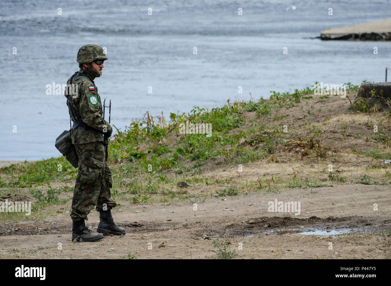 Un soldato polacco sta di guardia durante una visita del presidente della Polonia in Chelmno, Polonia, 13 giugno 2016. Presidente Andrzej Duda visitato Chelmno per guardare una dimostrazione militare e offrire un discorso su esercizio Anakonda 2016. Il polacco-led esercizio è un collettivo sforzo di formazione per rafforzare l'interoperabilità e rafforzare i legami tra le nazioni alleate e partner, collettivo per garantire la pace e la sicurezza nella regione. Foto Stock