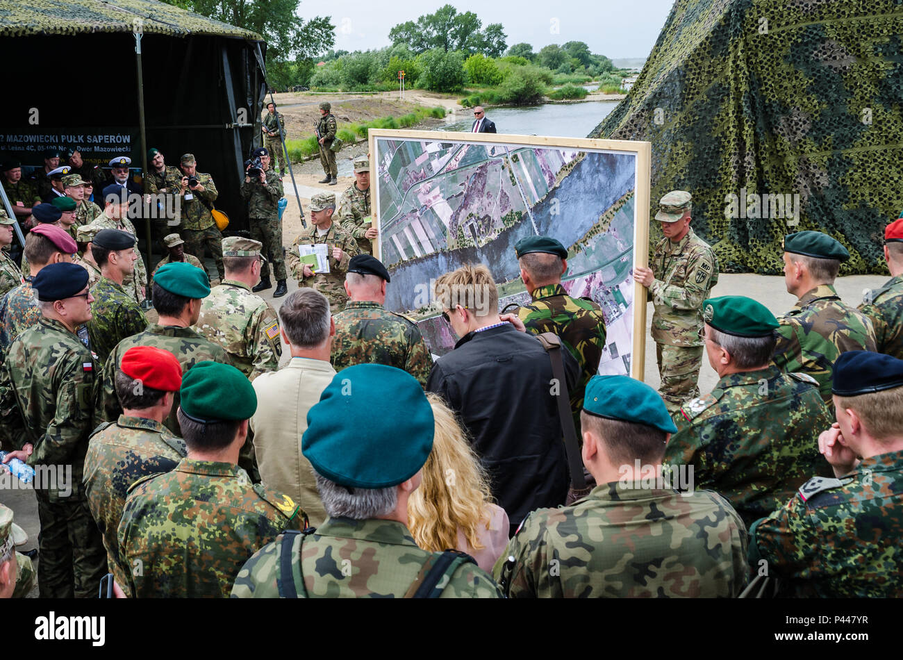 Stati Uniti Esercito Col. Arturo Horton, comandante del XVIII Polizia Militare brigata, presenta gli eventi del giorno per un pubblico di illustri visitatori durante una visita del presidente della Polonia in Chelmno, Polonia, 13 giugno 2016. Presidente Andrzej Duda visitato Chelmno per guardare una dimostrazione militare e offrire un discorso su esercizio Anakonda 2016. Il polacco-led esercizio è un collettivo sforzo di formazione per rafforzare l'interoperabilità e rafforzare i legami tra le nazioni alleate e partner, collettivo per garantire la pace e la sicurezza nella regione. Foto Stock