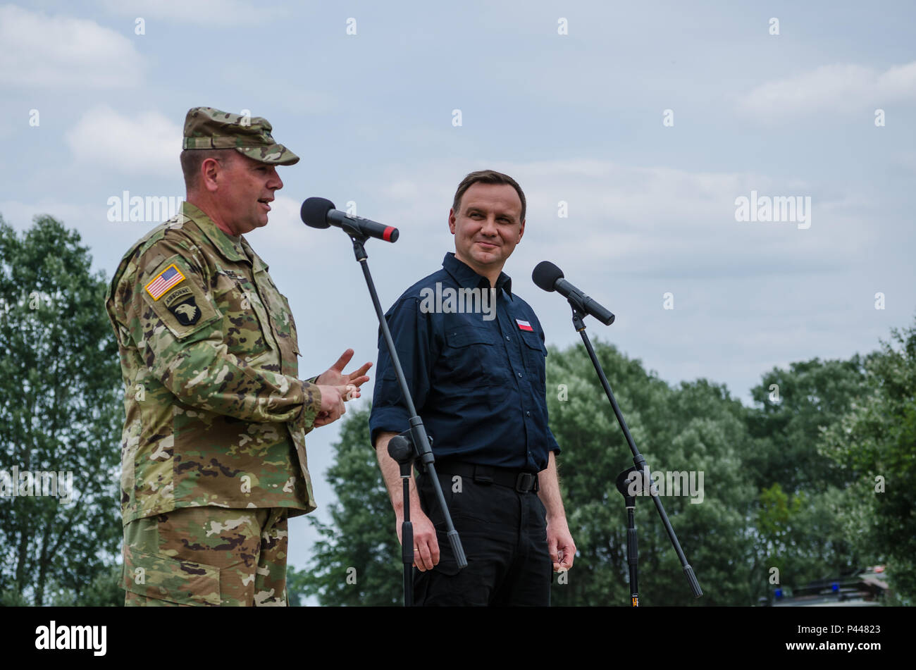 Stati Uniti Esercito Lt. Gen. Ben Hodges, il comandante generale degli Stati Uniti Esercito Europa, offre un discorso al fianco di Andrzej Duda, presidente della Polonia, in Chelmno, Polonia, 13 giugno 2016. Presidente Duda visitato Chelmno per guardare una dimostrazione militare e offrire un discorso su esercizio Anakonda 2016. Il polacco-led esercizio è un collettivo sforzo di formazione per rafforzare l'interoperabilità e rafforzare i legami tra le nazioni alleate e partner, collettivo per garantire la pace e la sicurezza nella regione. Foto Stock