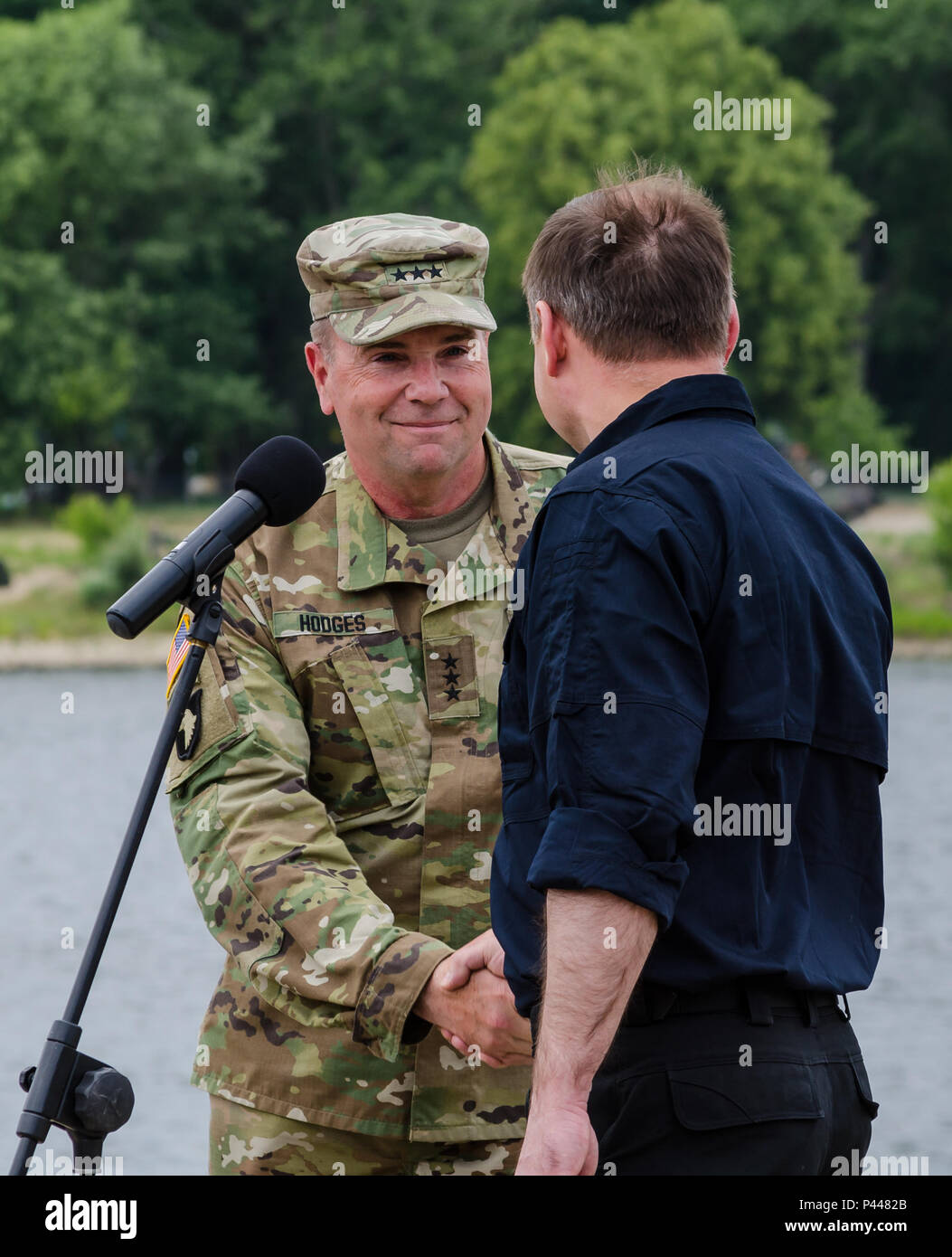 Andrzej Duda, presidente della Polonia, scuote la mano di U.S. Esercito Lt. Gen. Ben Hodges, il comandante generale degli Stati Uniti Europa dell'esercito, in Chelmno, Polonia, 13 giugno 2016. Presidente Duda visitato Chelmno per guardare una dimostrazione militare e offrire un discorso su esercizio Anakonda 2016. Il polacco-led esercizio è un collettivo sforzo di formazione per rafforzare l'interoperabilità e rafforzare i legami tra le nazioni alleate e partner, collettivo per garantire la pace e la sicurezza nella regione. Foto Stock